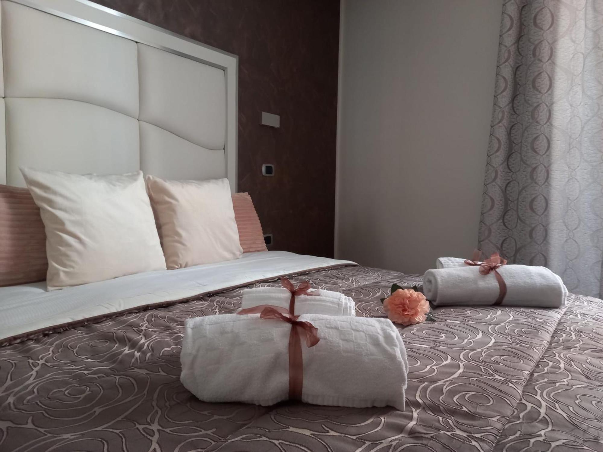 Deluxe Double Room with Balcony - Photo 3