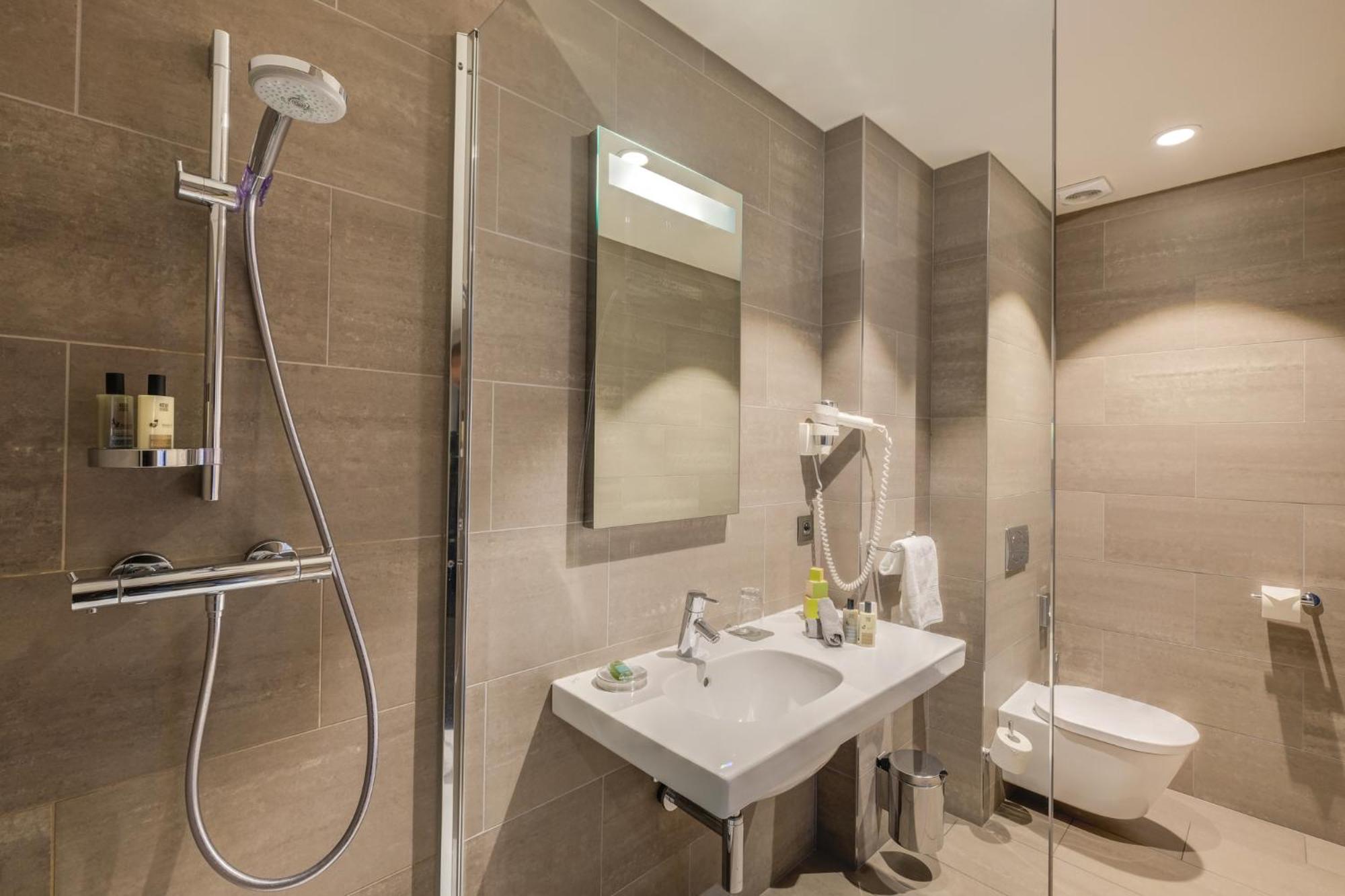 Standard Double Room - Photo 8