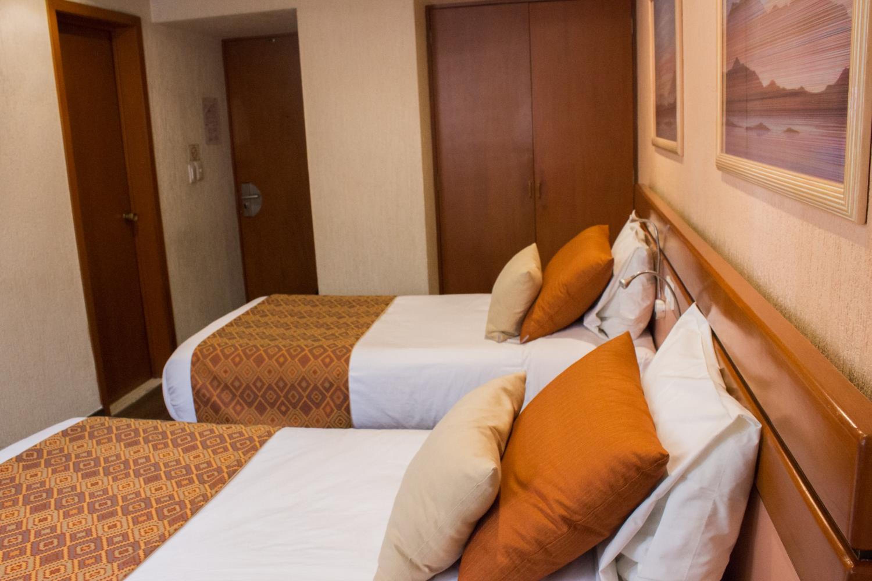 Standard Twin Room - Photo 4