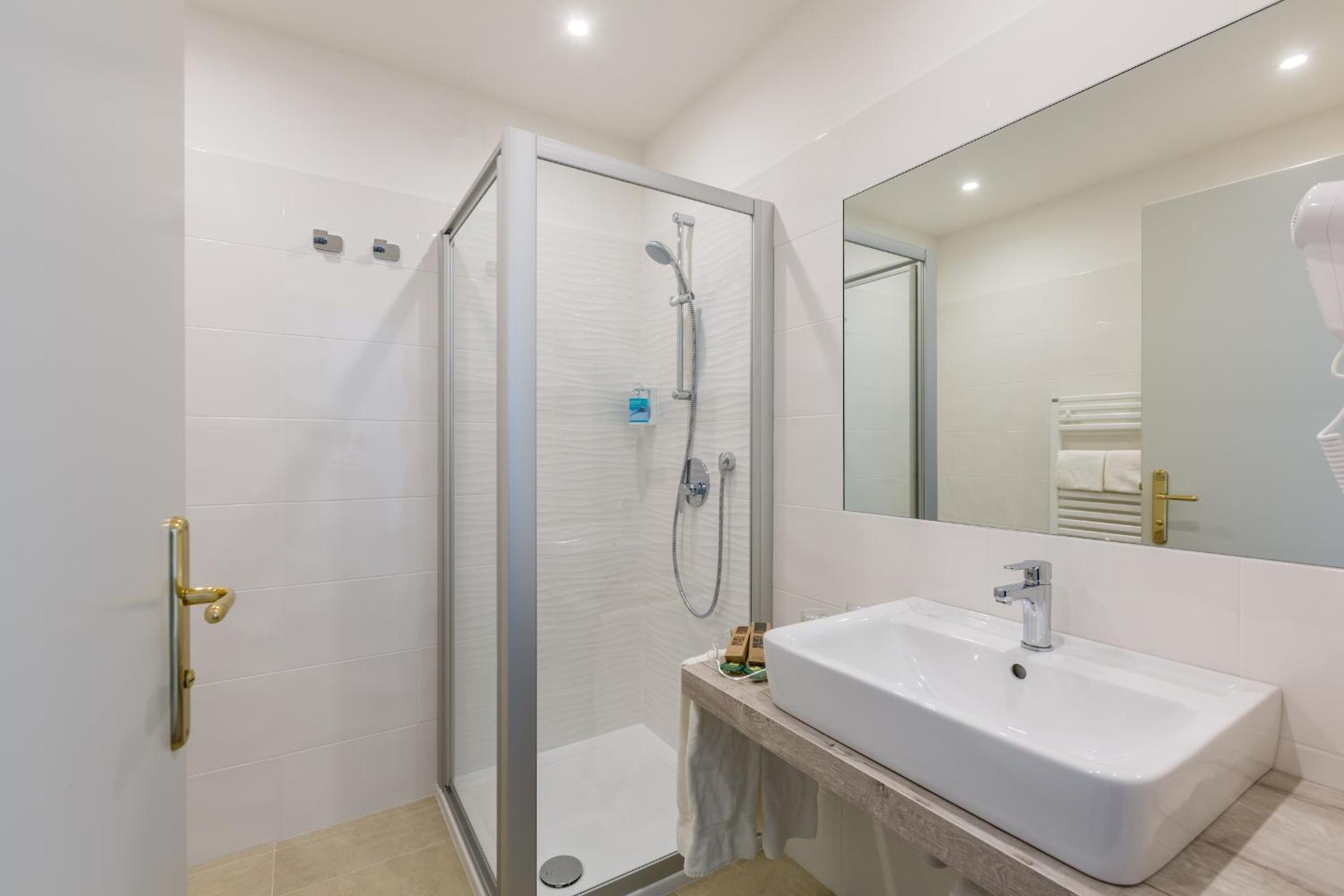 Double or Twin Room with Garden View photo 3
