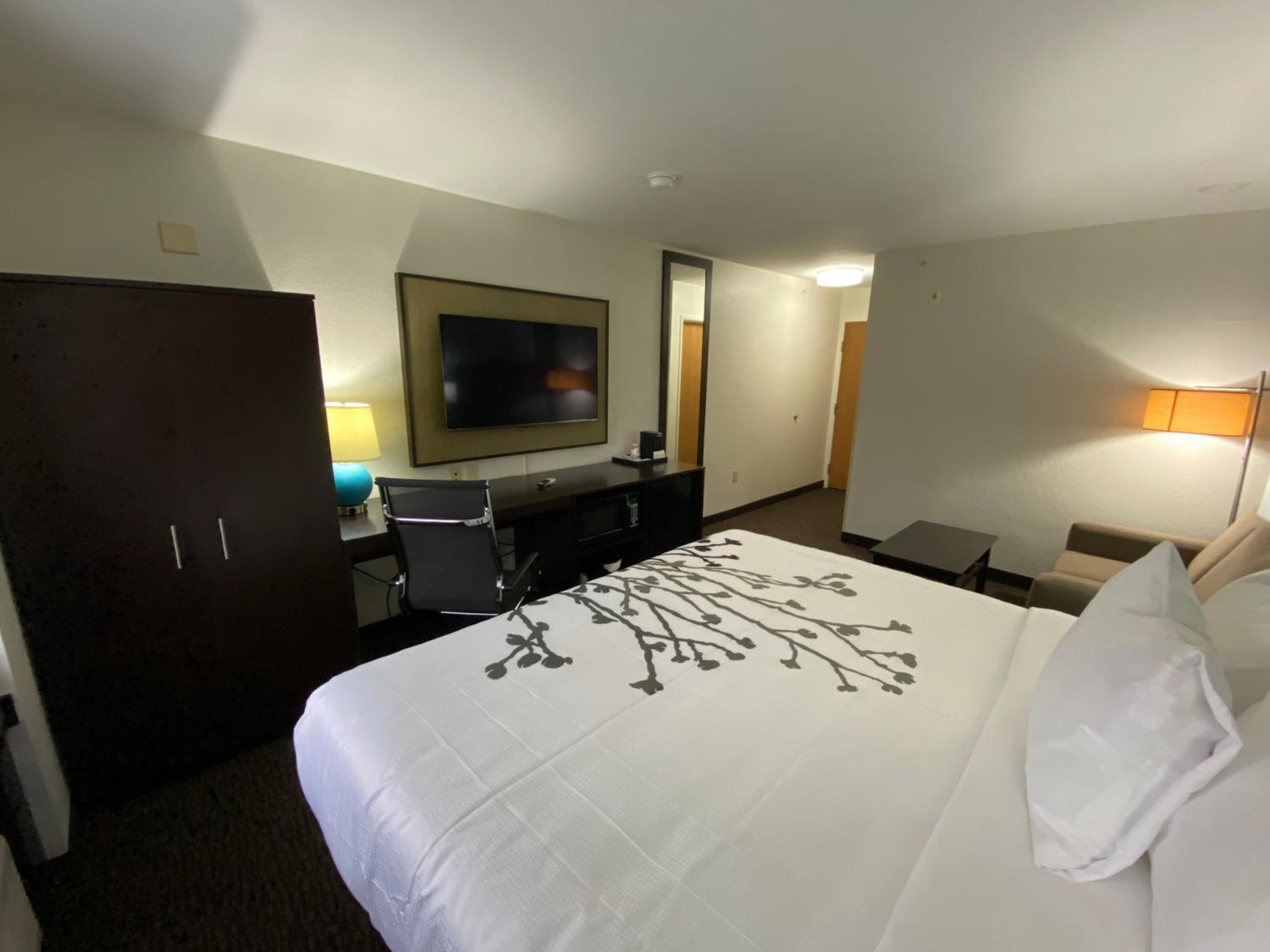 King Suite - Non-Smoking - Photo 2