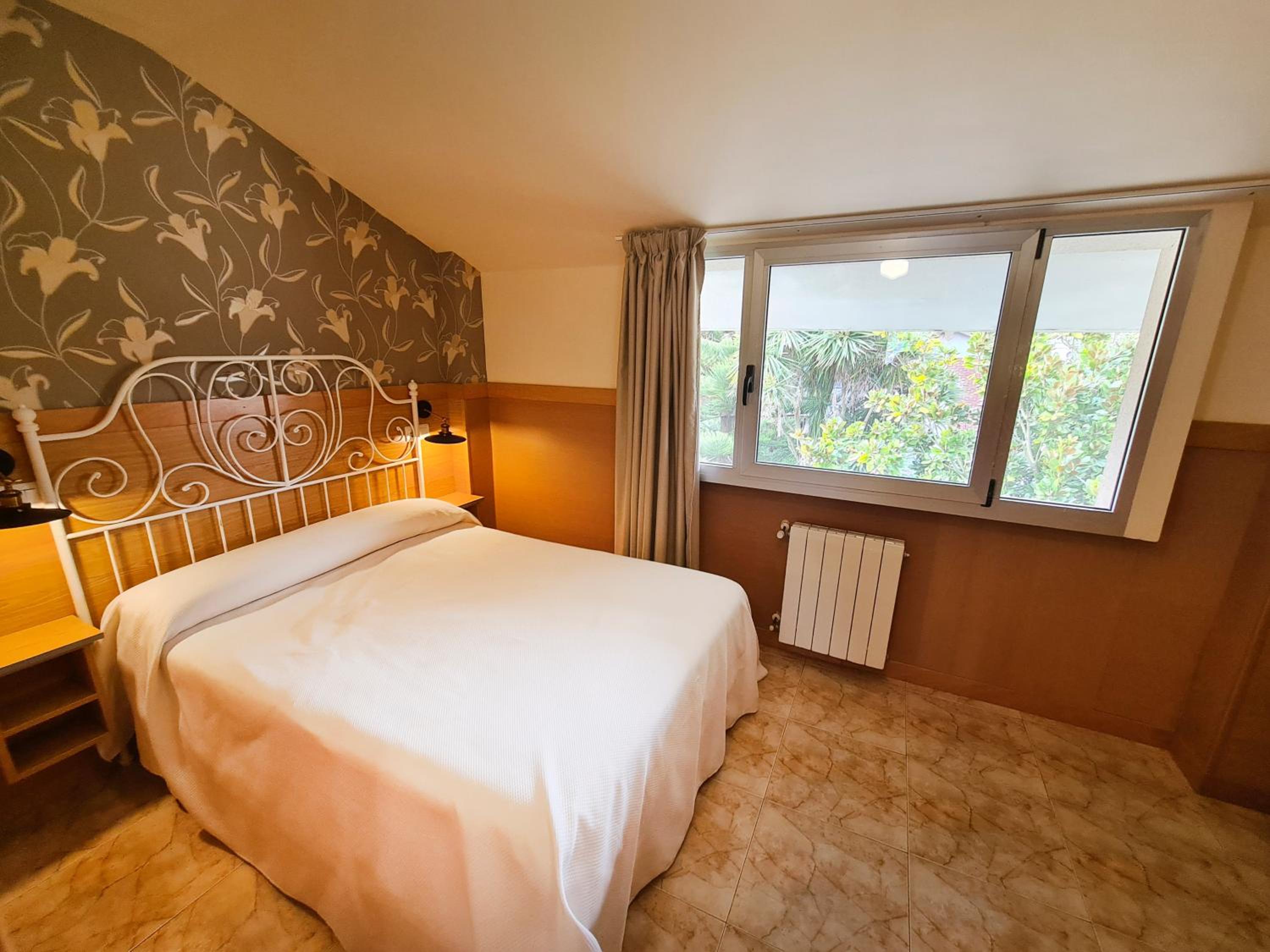 Double or Twin Room - Photo 12