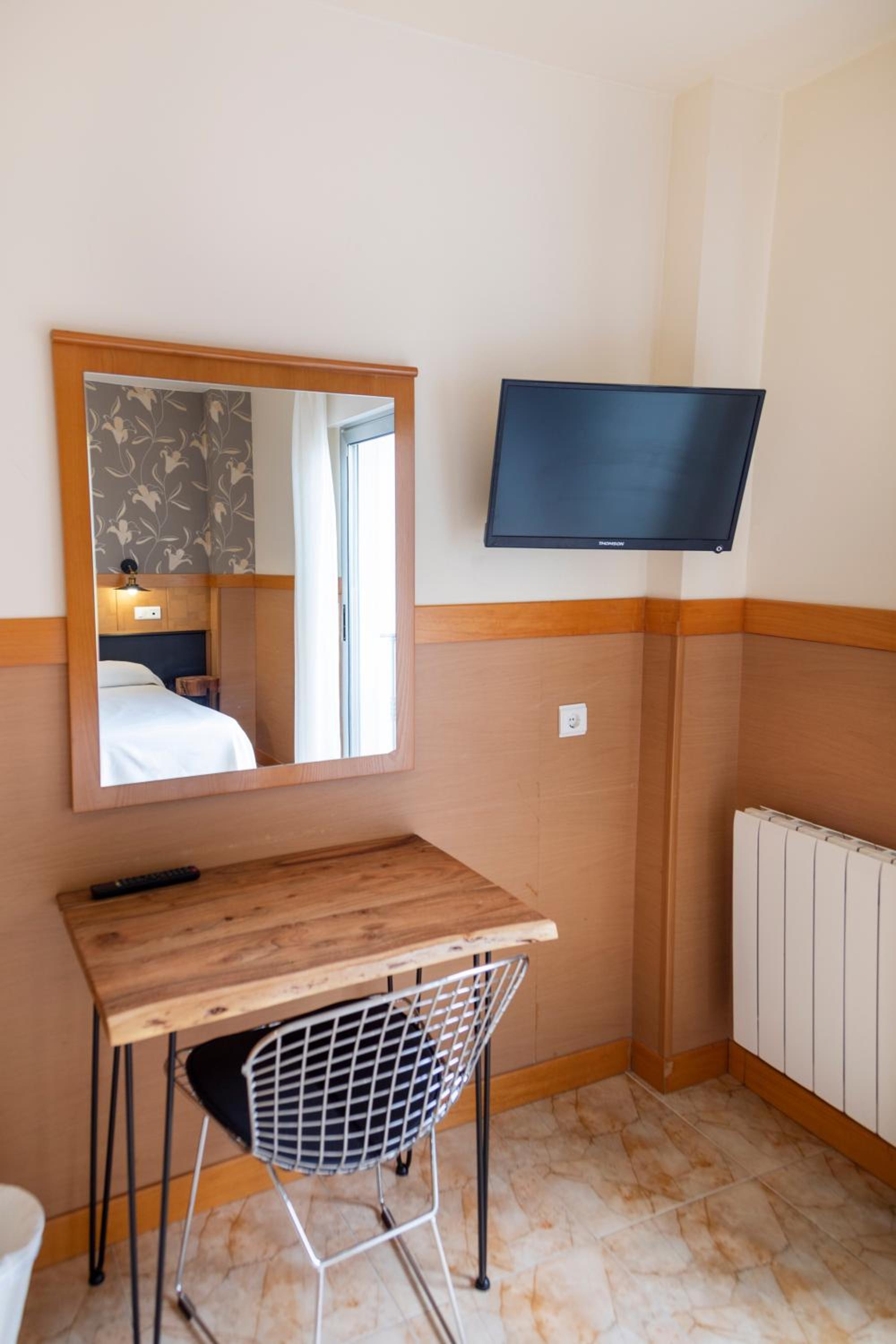 Double or Twin Room - Photo 9