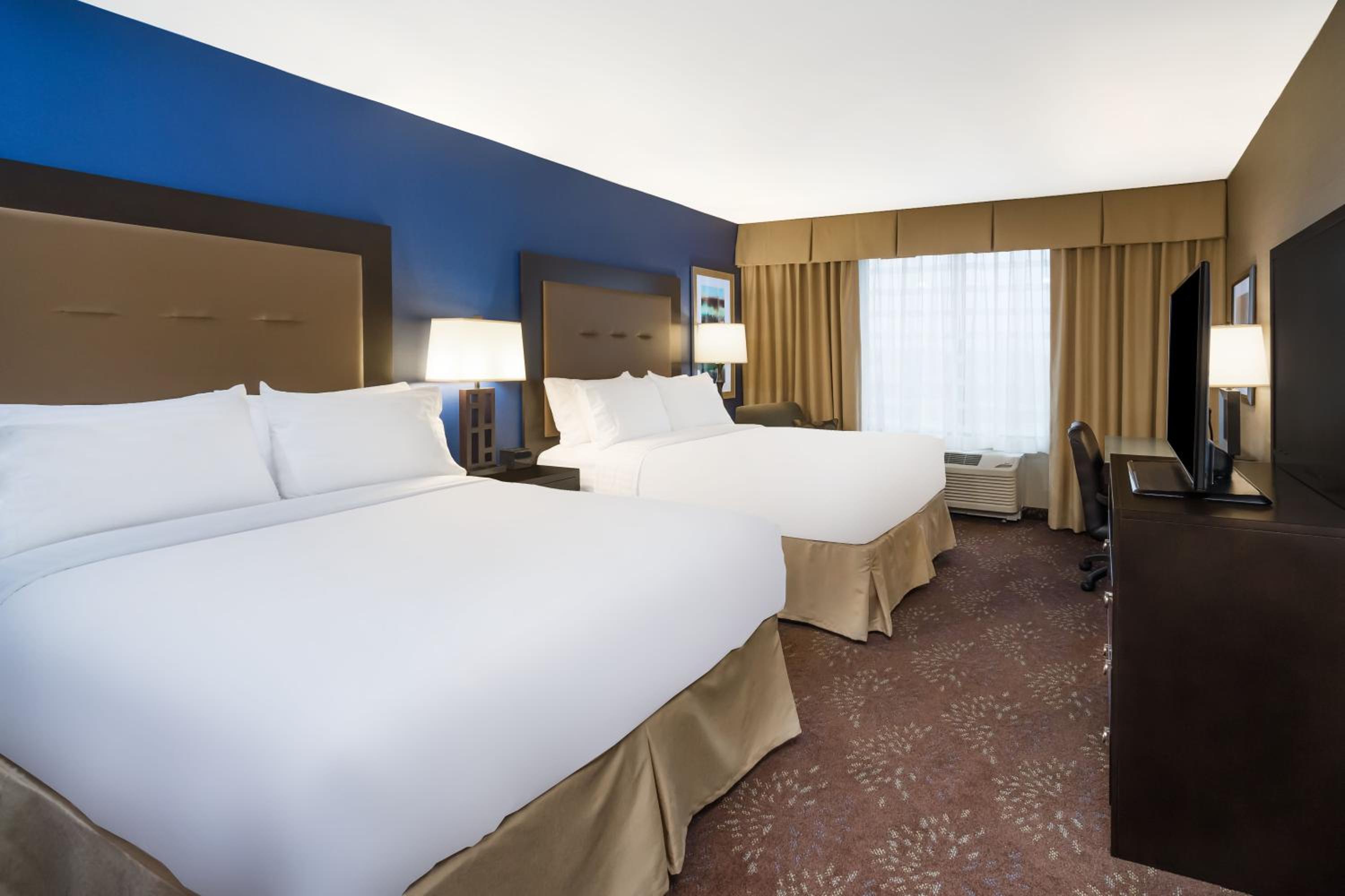 Standard Queen Room with Two Queen Beds - Photo 3