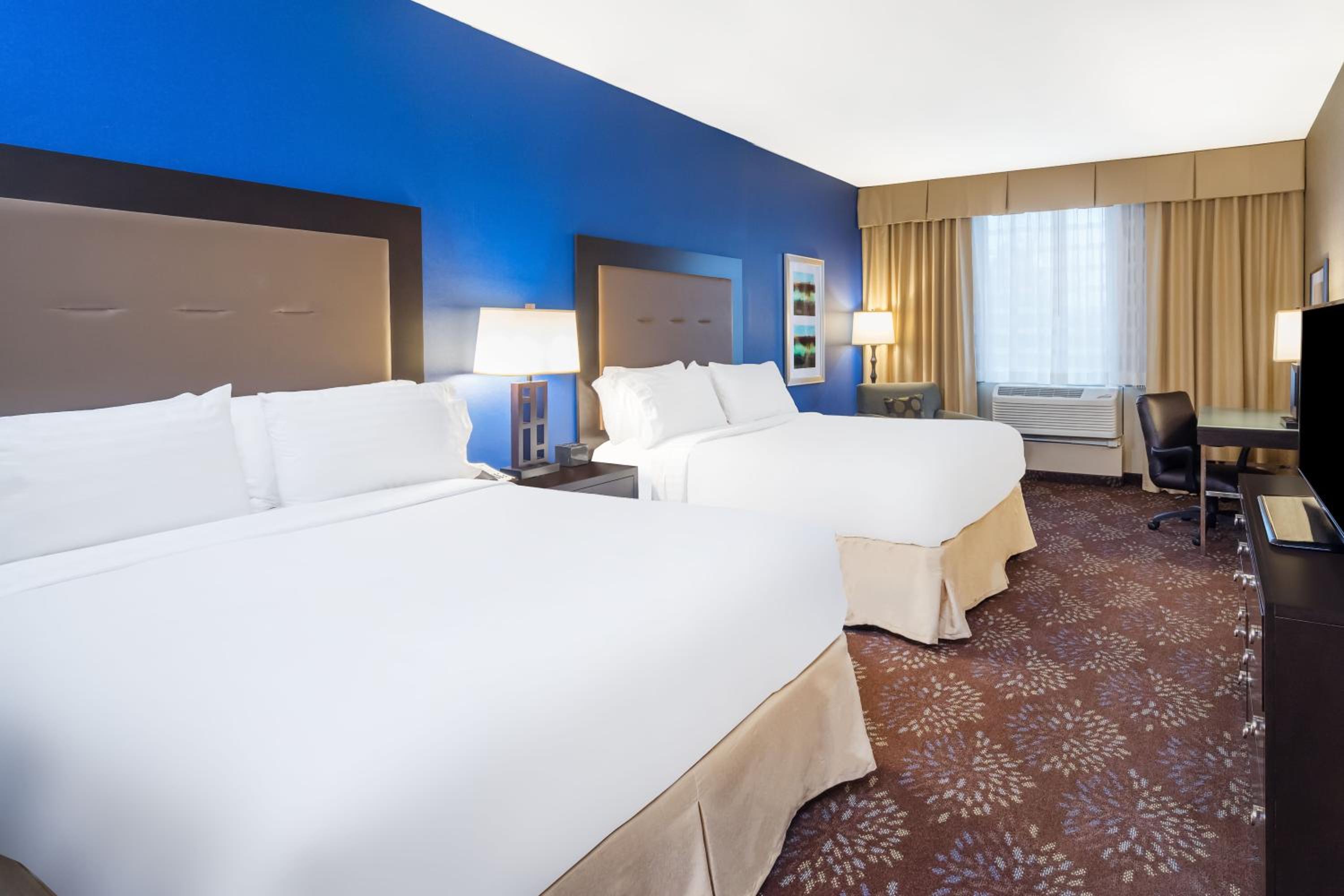 Standard Queen Room with Two Queen Beds - Photo 2
