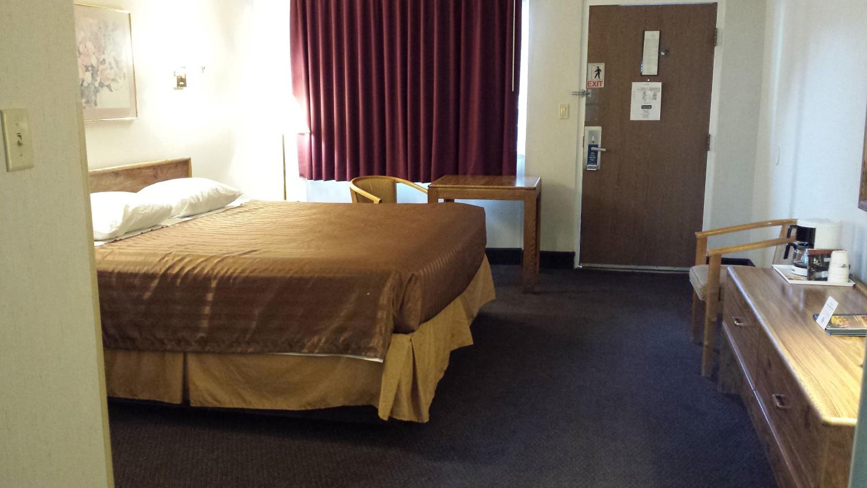 Queen Room - Non-Smoking - Photo 2