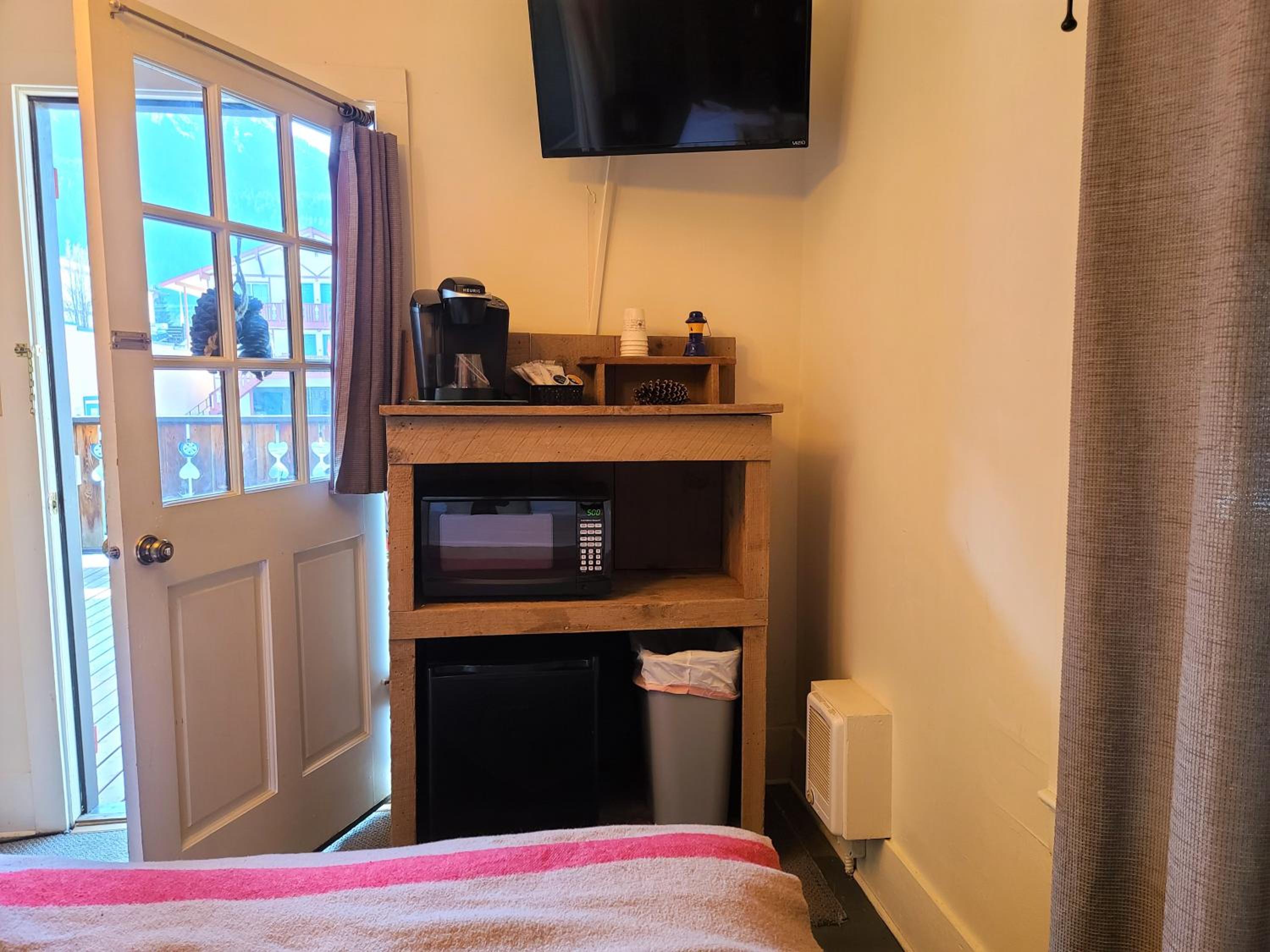 Queen Room with Balcony-Pet Friendly