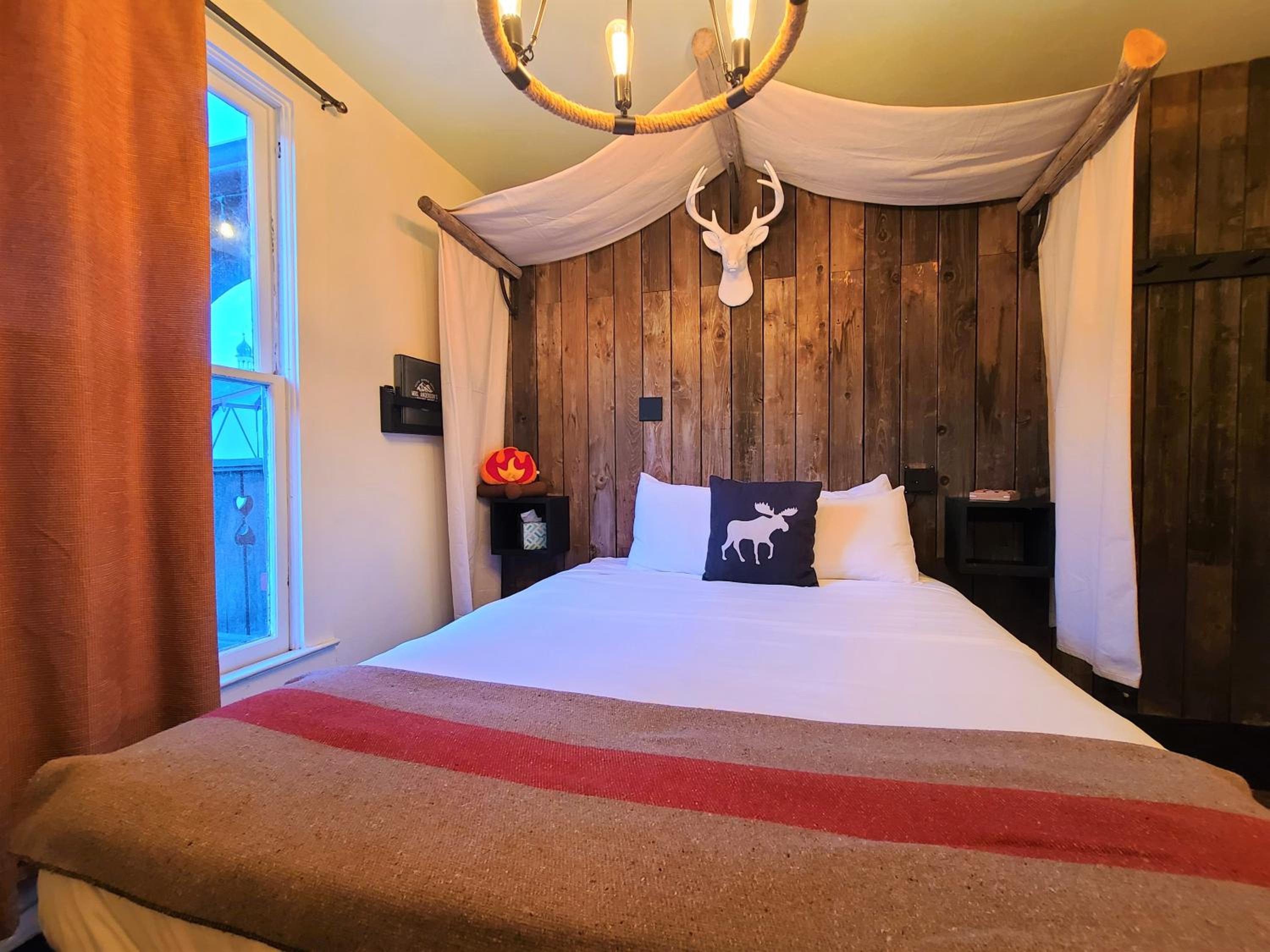 Queen Room with Balcony-Pet Friendly