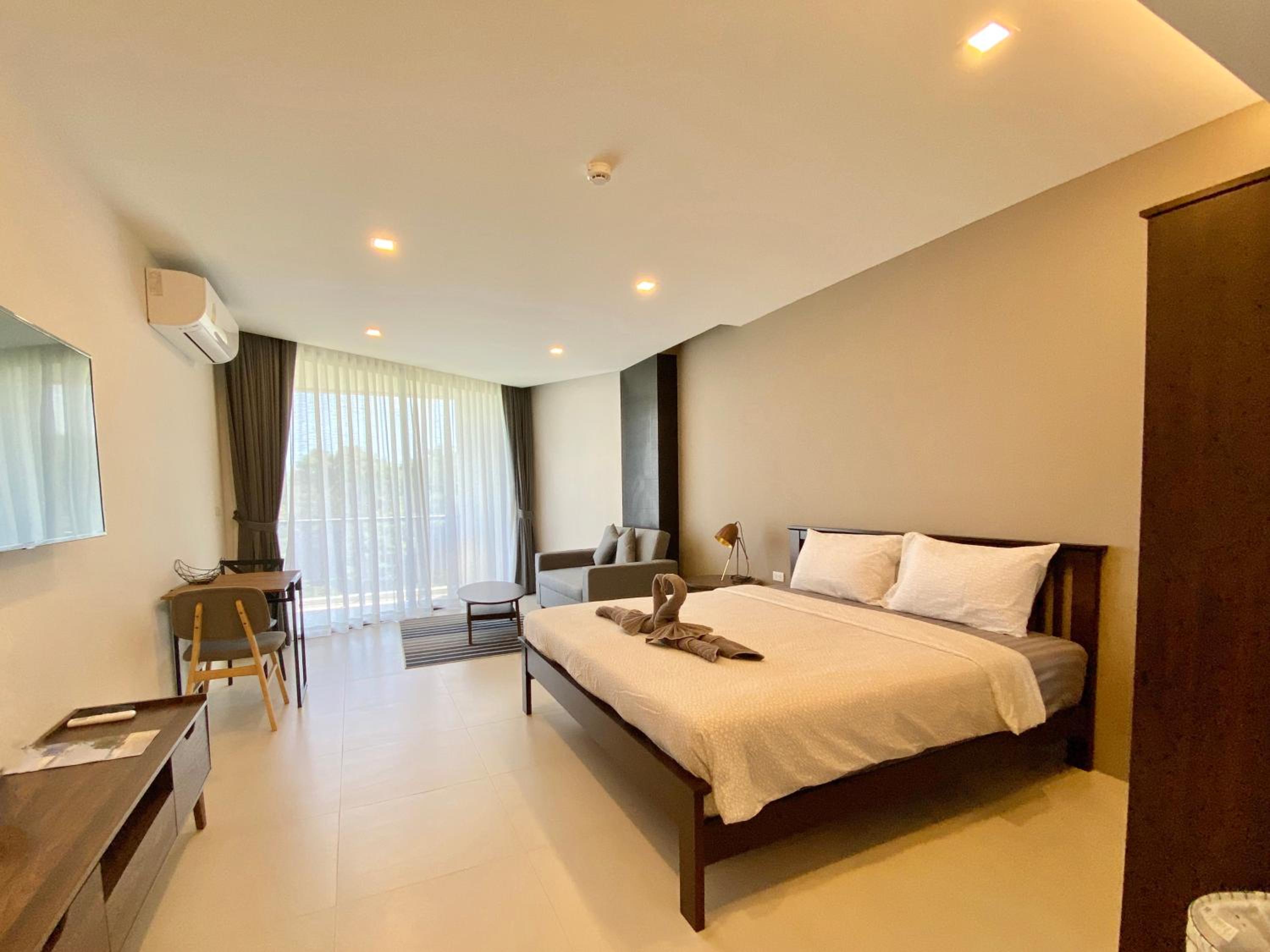 Deluxe King Room - Photo 4