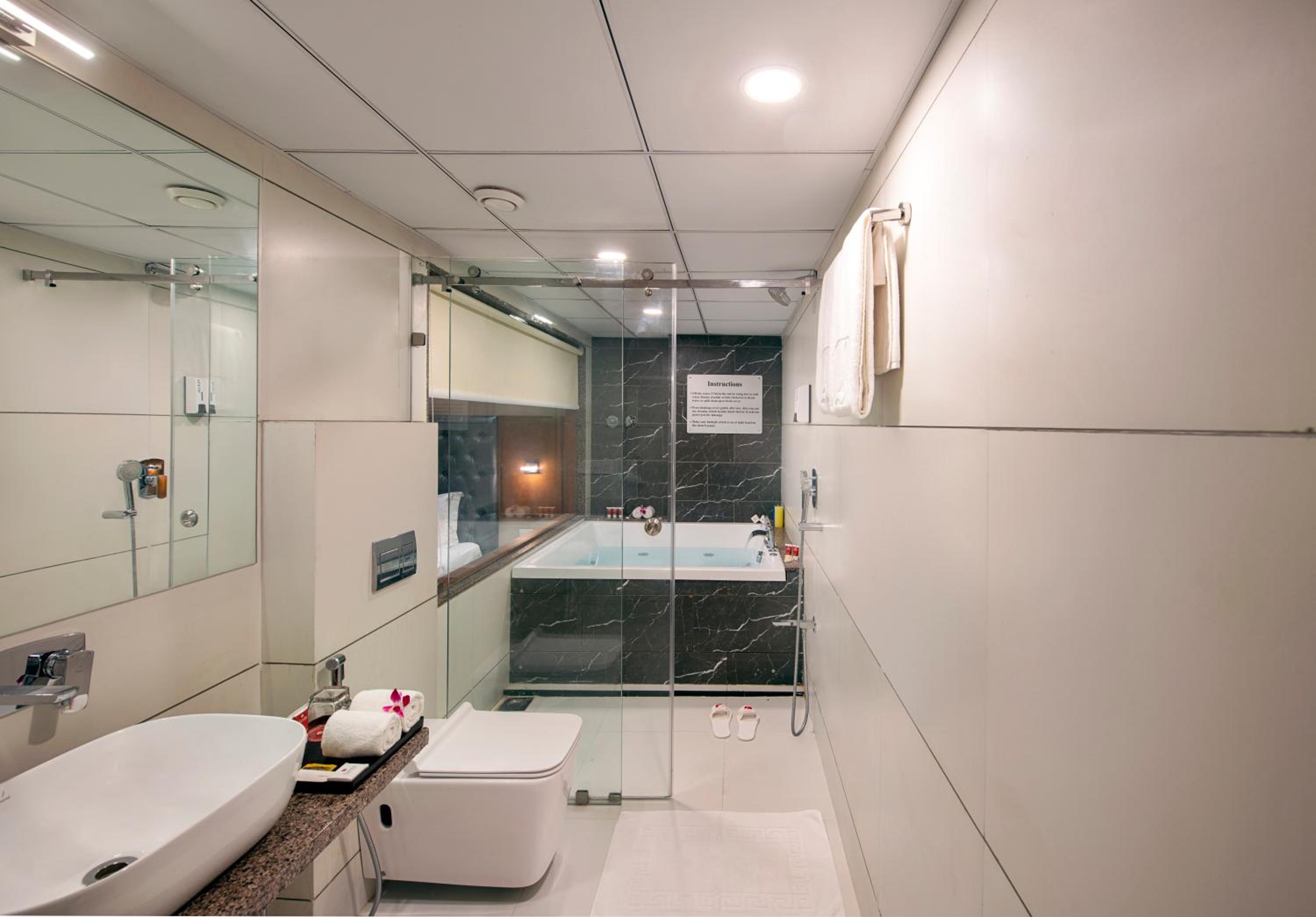Suite - Photo 10