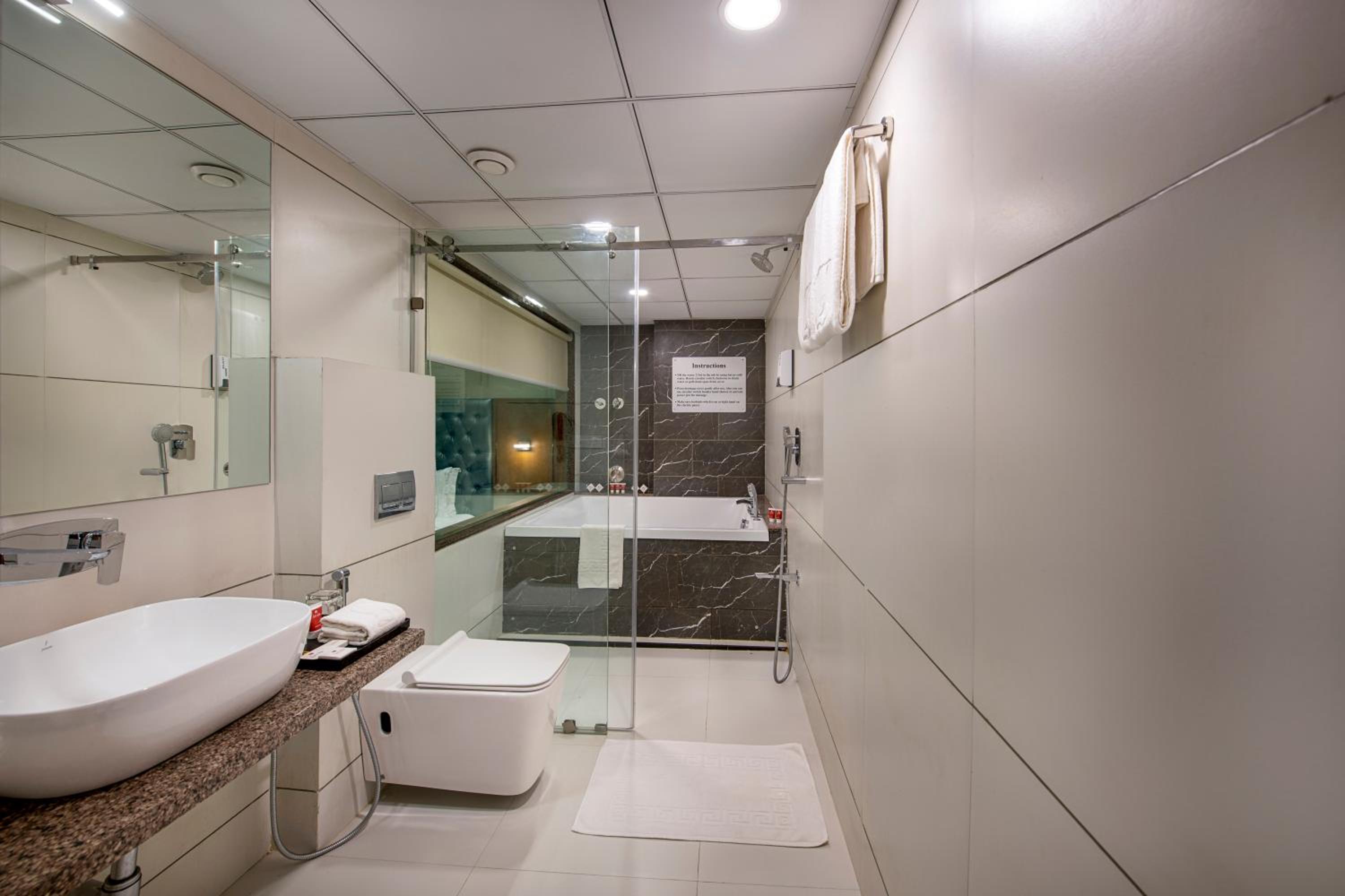 Suite - Photo 9