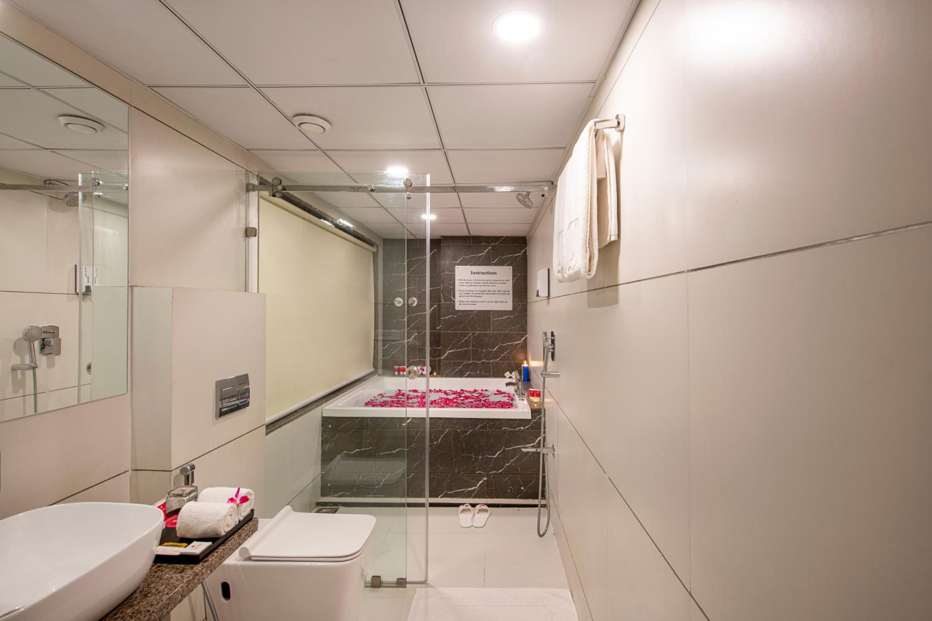 Suite - Photo 12