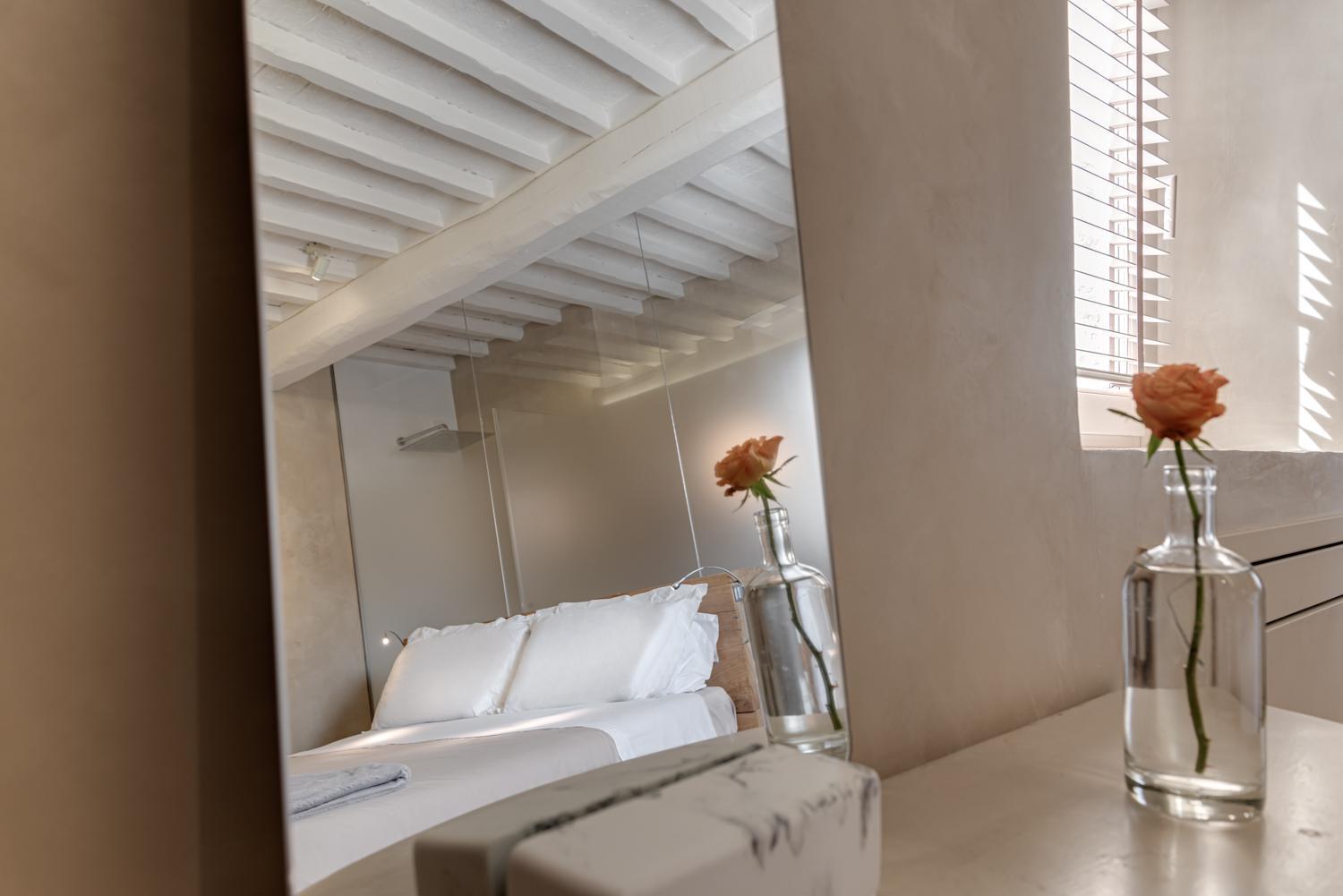 Deluxe Double Room with Bath - Photo 4