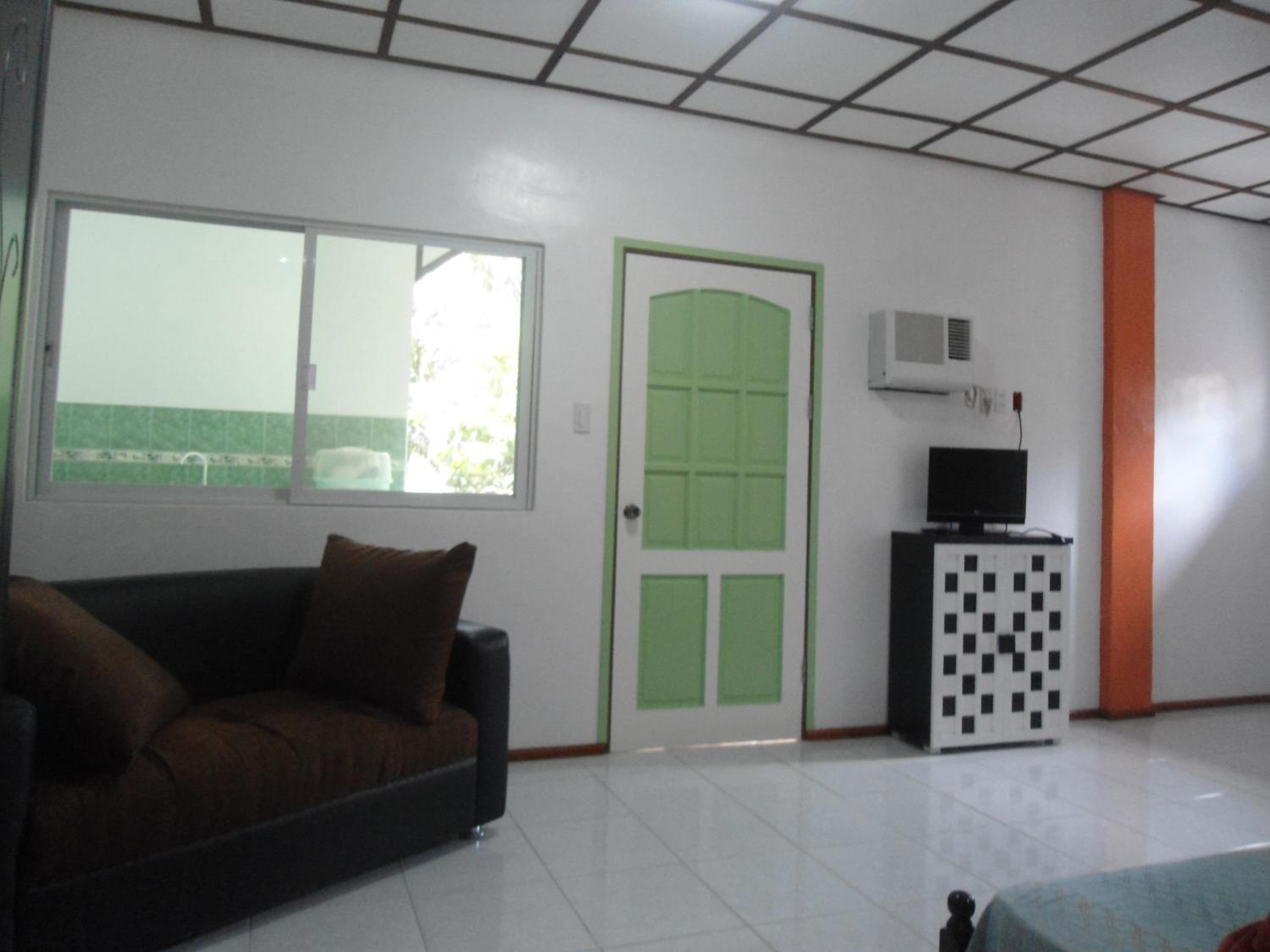 Standard  Queen Room with Television  - Photo 2