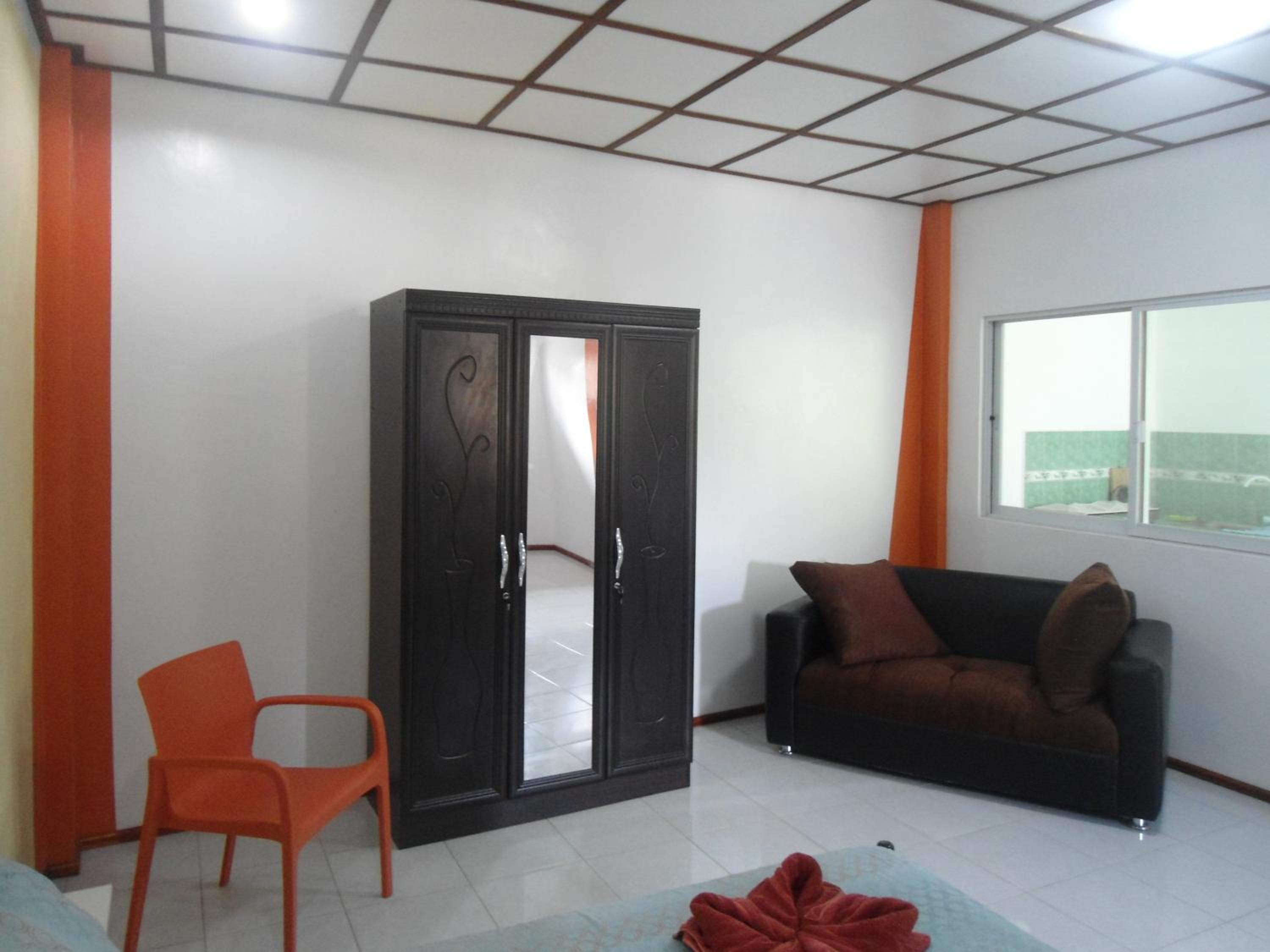 Standard  Queen Room with Television  - Photo 3