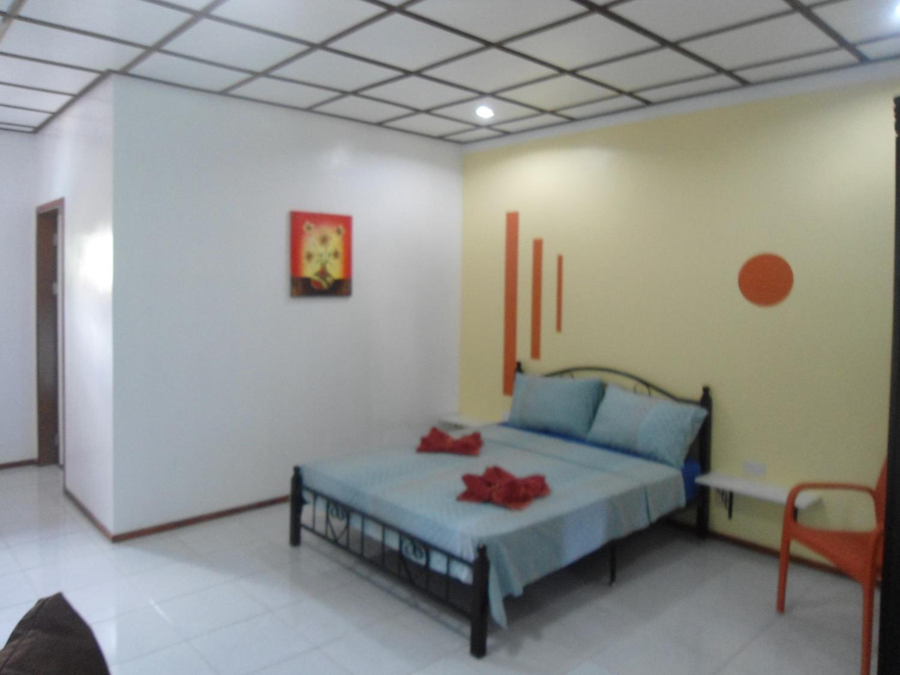 Standard  Queen Room with Television  - Photo 5