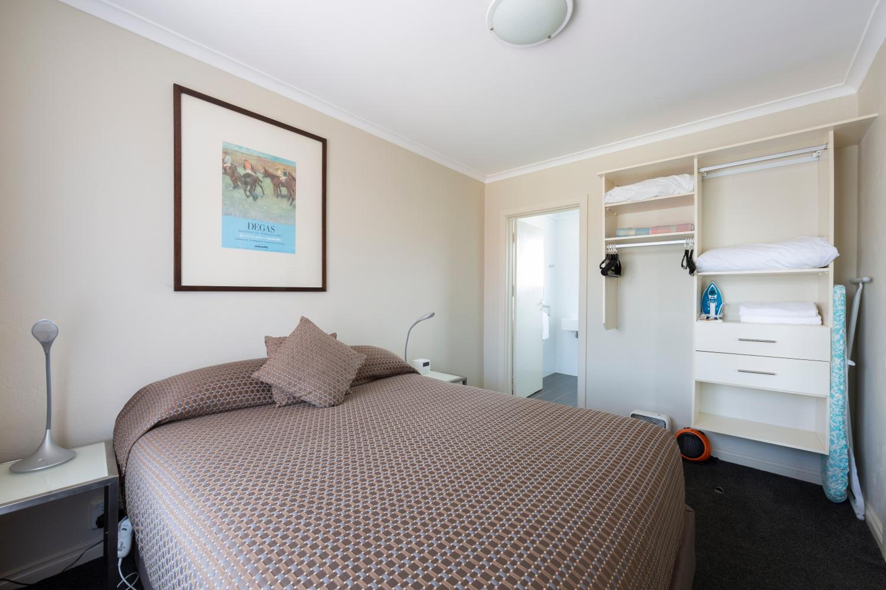 Executive One-Bedroom Apartment - Photo 10