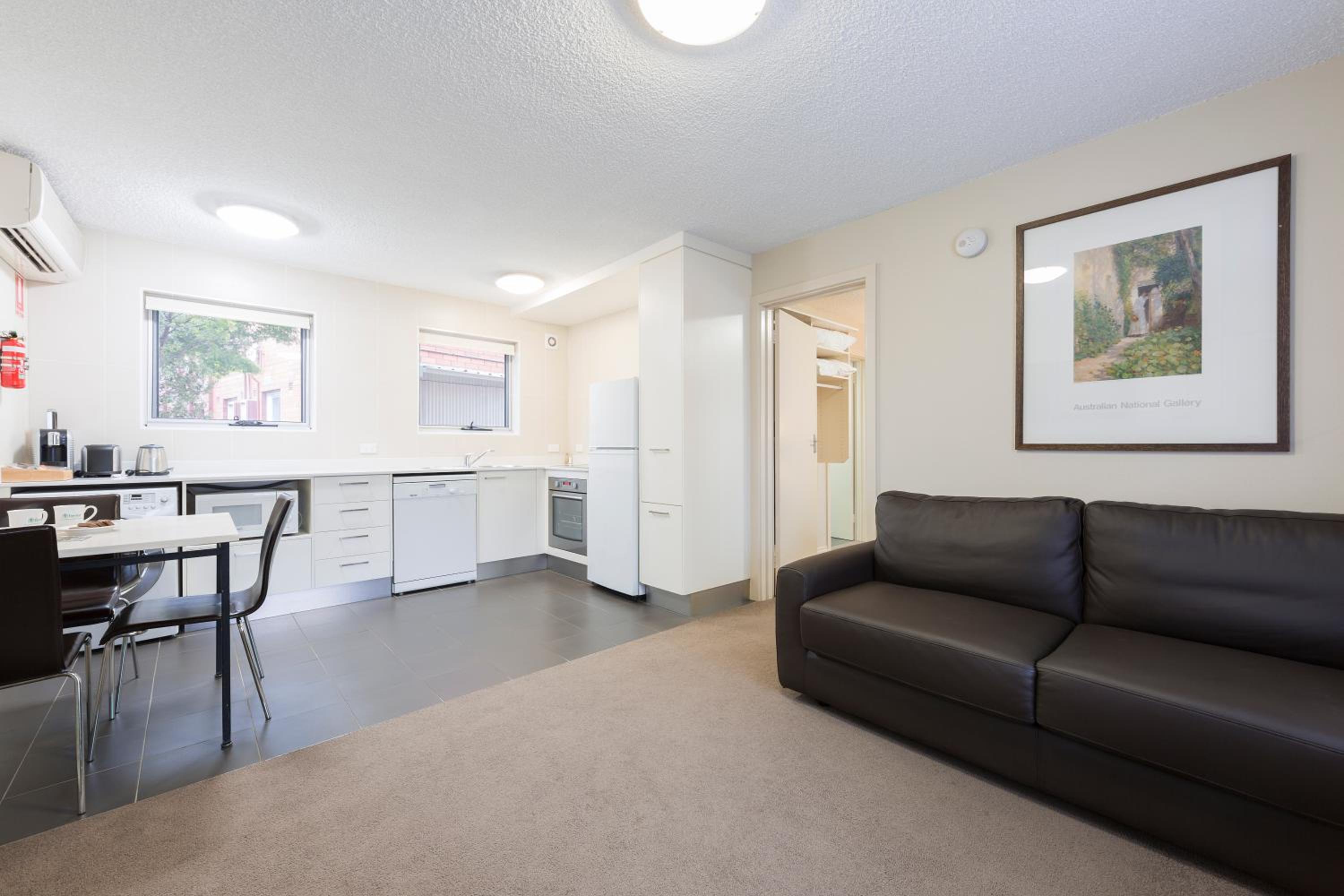 Executive One-Bedroom Apartment - Photo 8