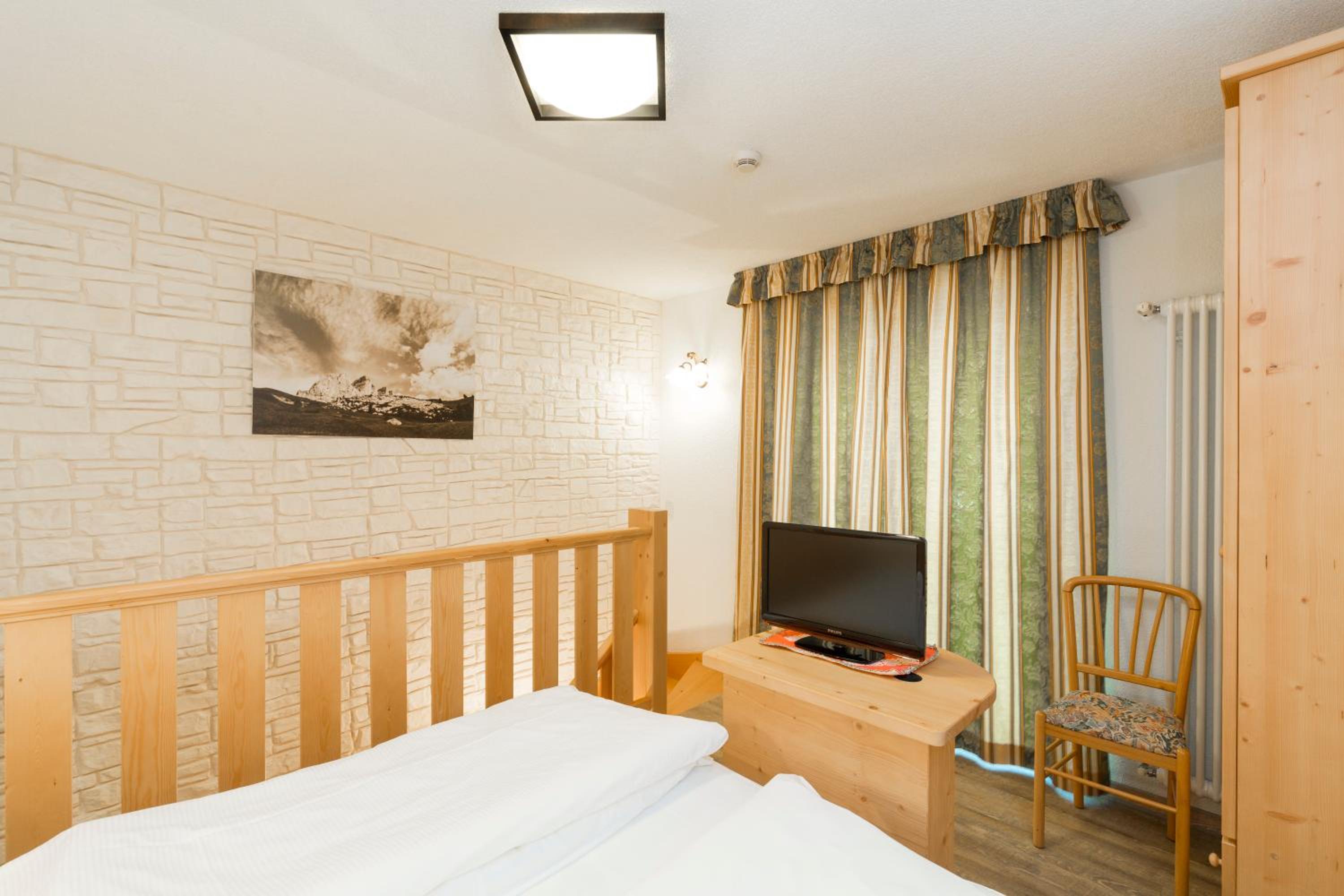 Double or Twin Room with Mountain View photo 2