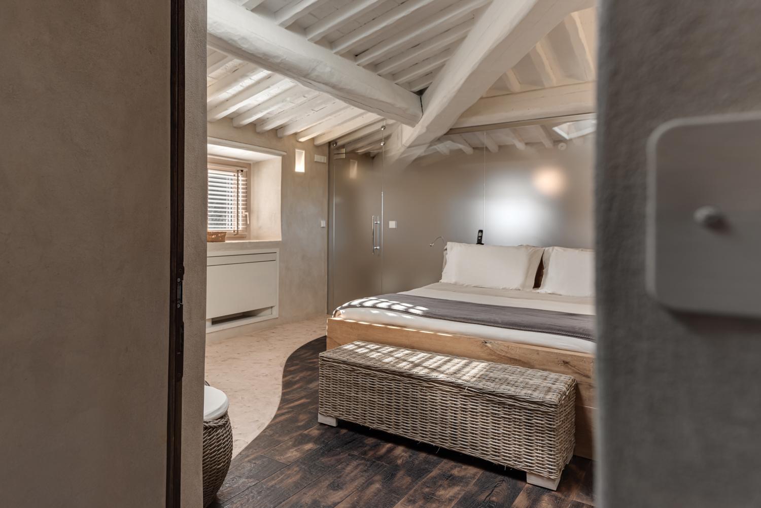 Deluxe Double Room with Bath - Photo 10