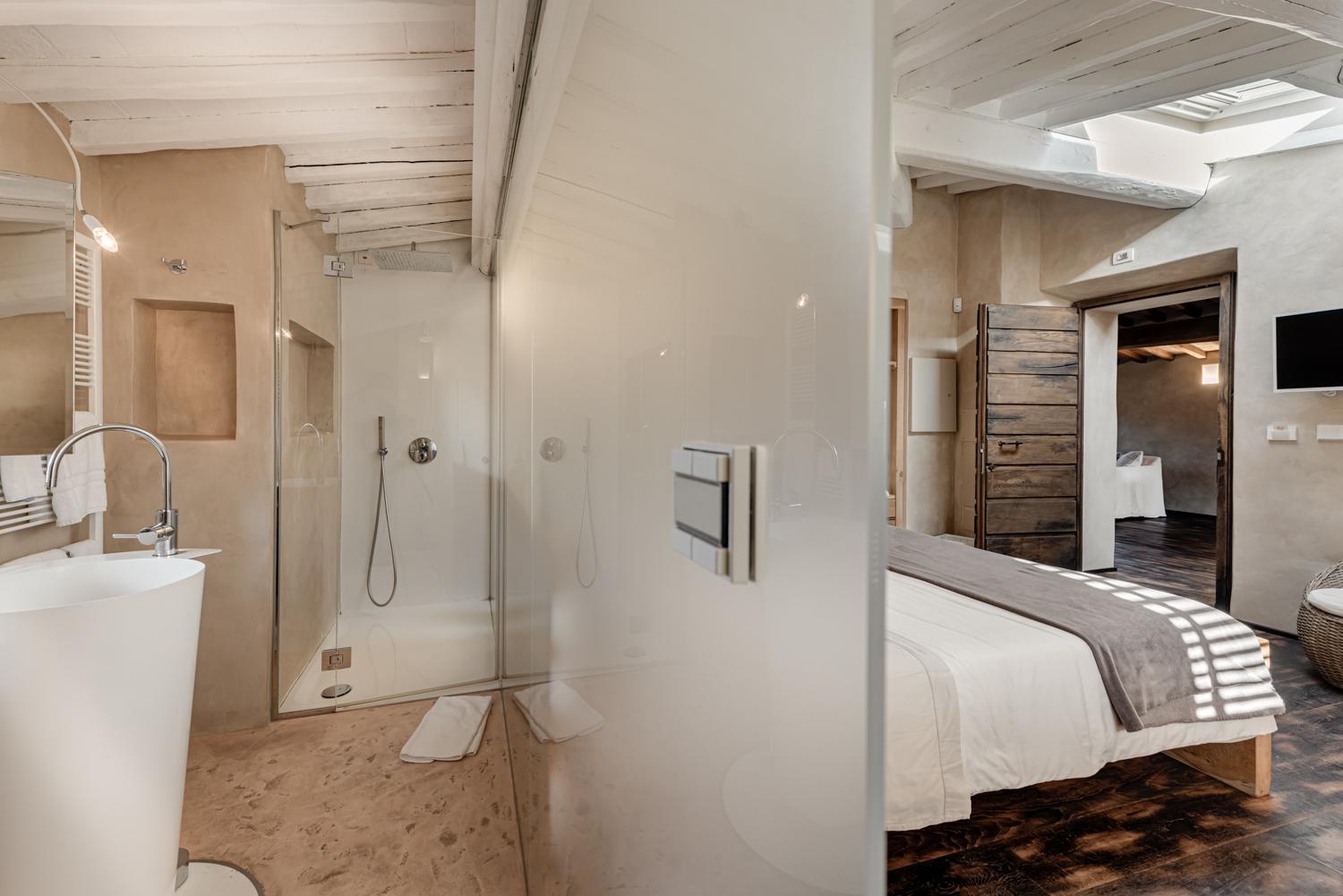 Deluxe Double Room with Bath - Photo 12