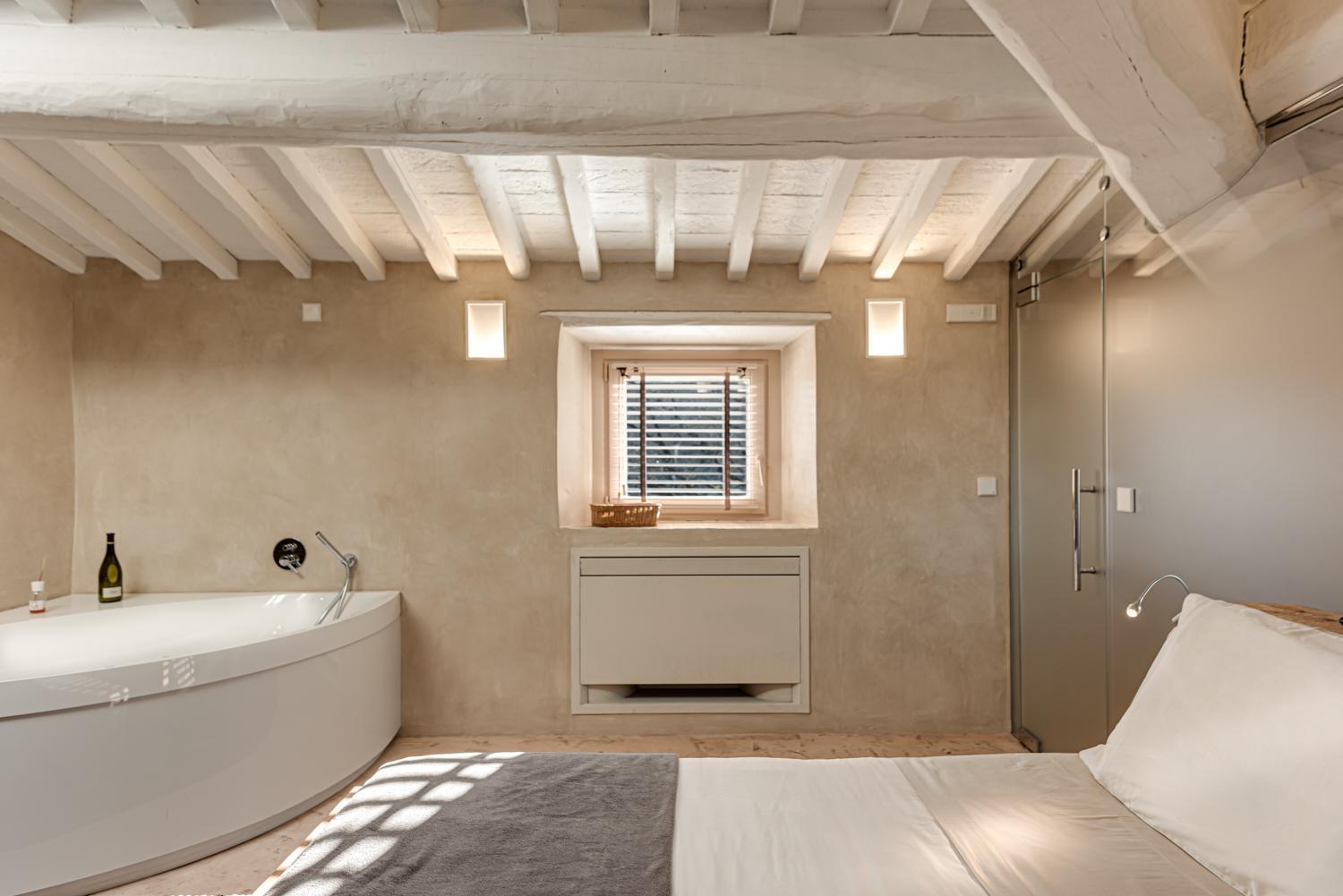 Deluxe Double Room with Bath - Photo 15