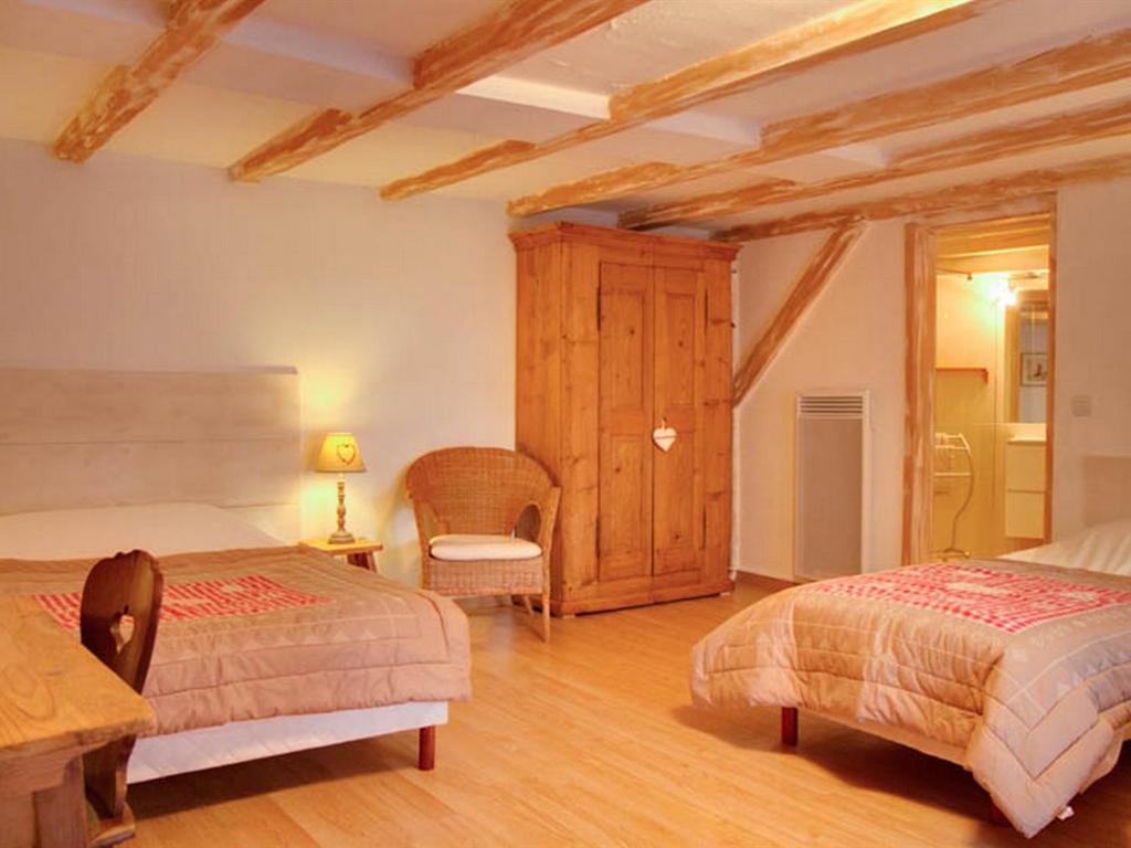 Quadruple Room with Private Bathroom photo 2