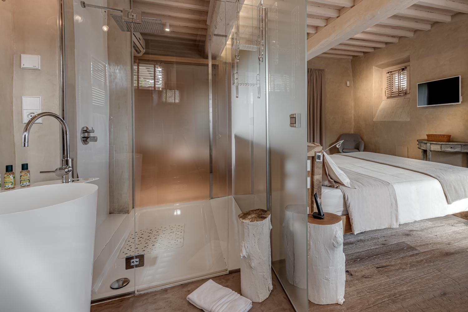 Deluxe King Room - Photo 2