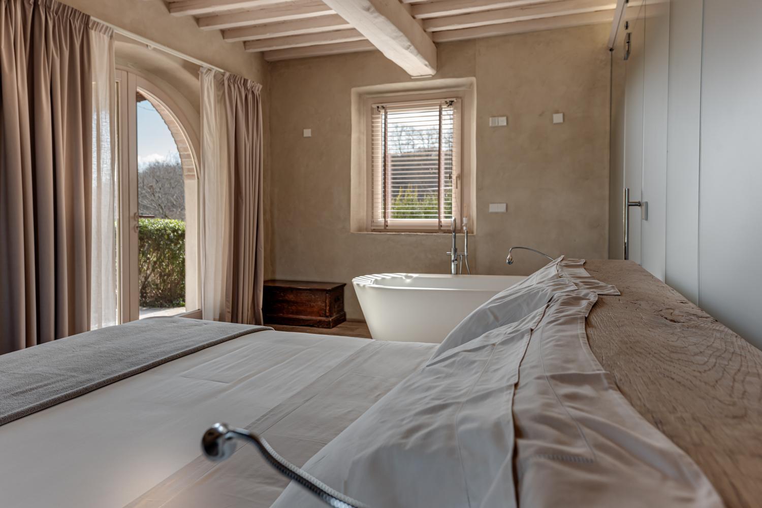 Deluxe King Room - Photo 3