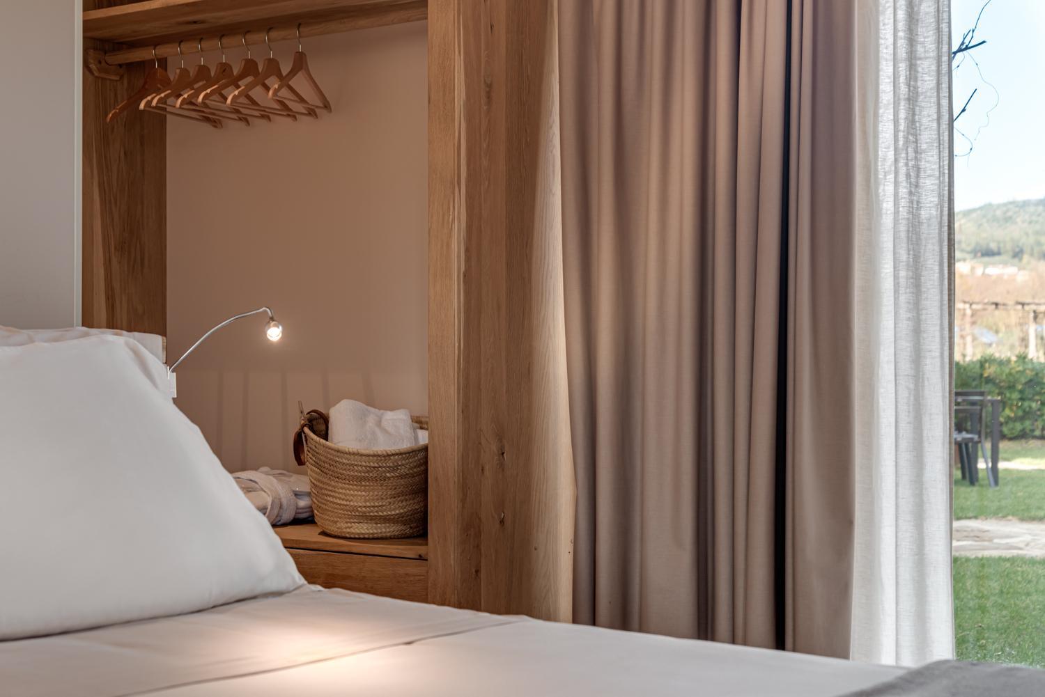 Deluxe King Room - Photo 7