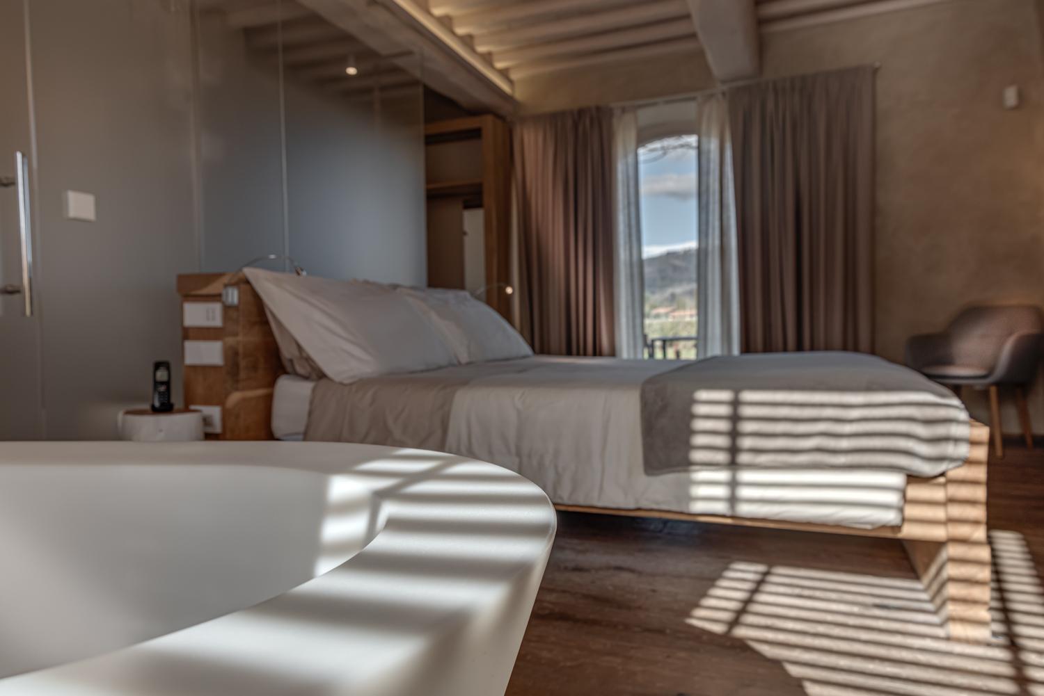 Deluxe King Room - Photo 13