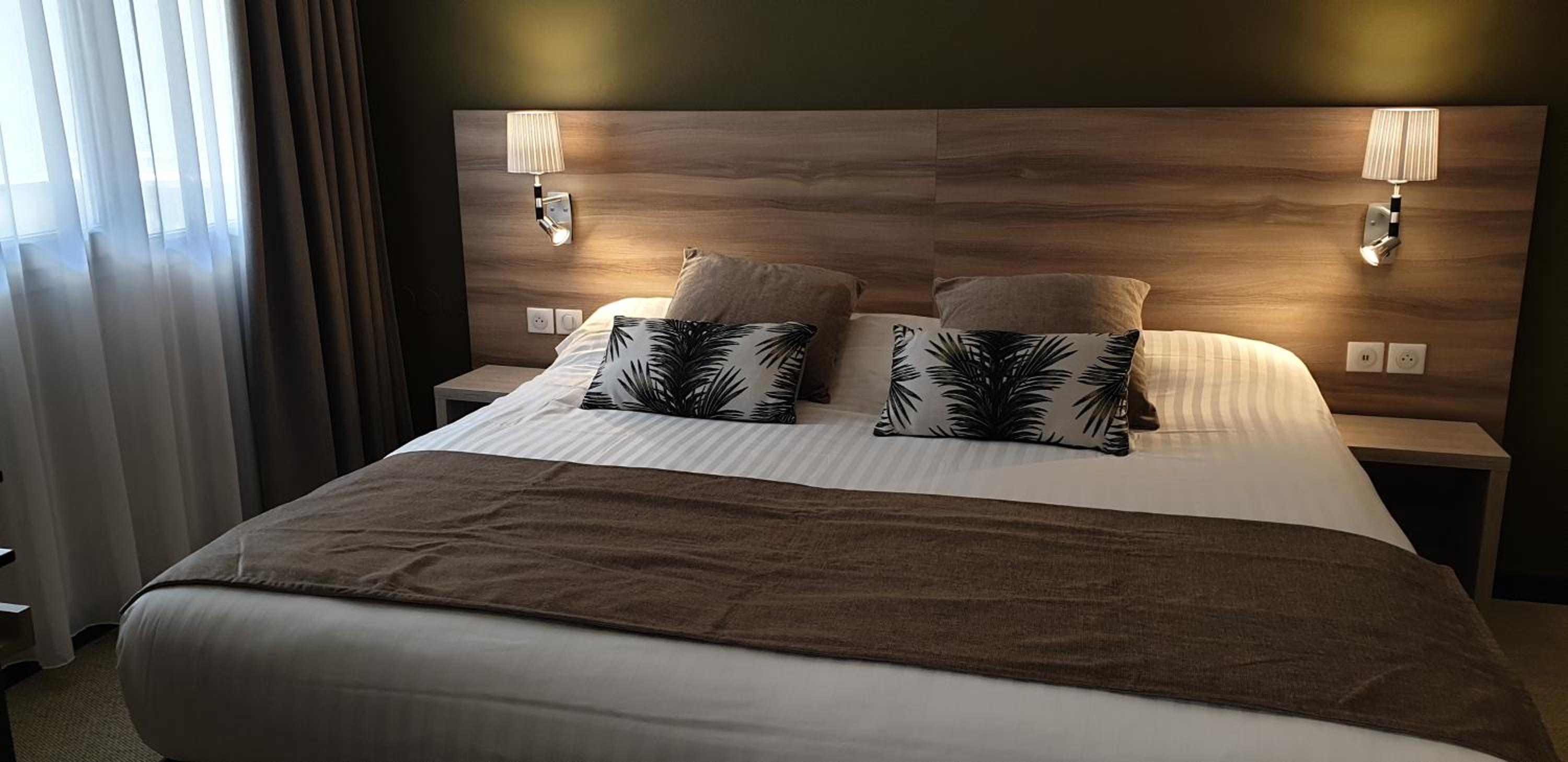 Junior King Suite with Sofa Bed - Photo 4