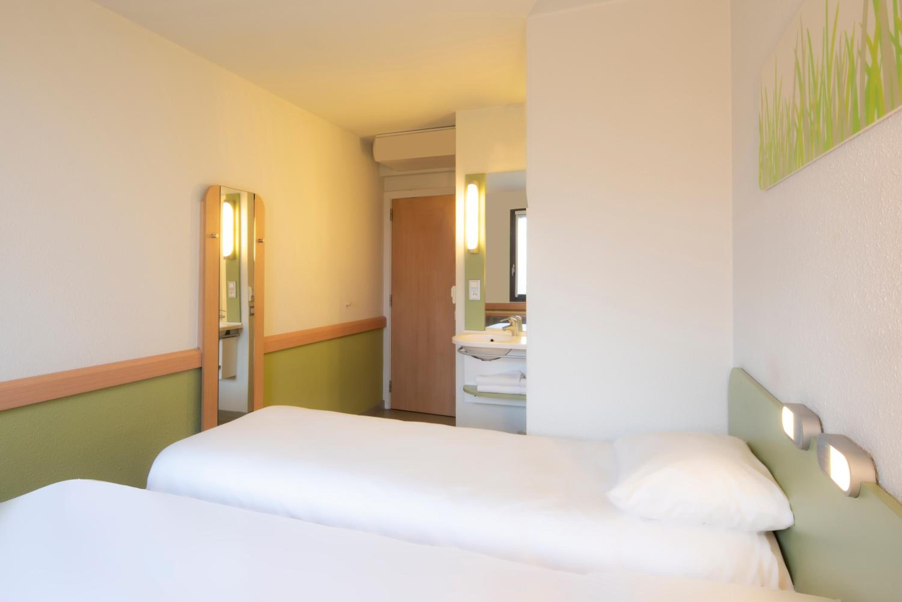 Twin Room - Photo 2