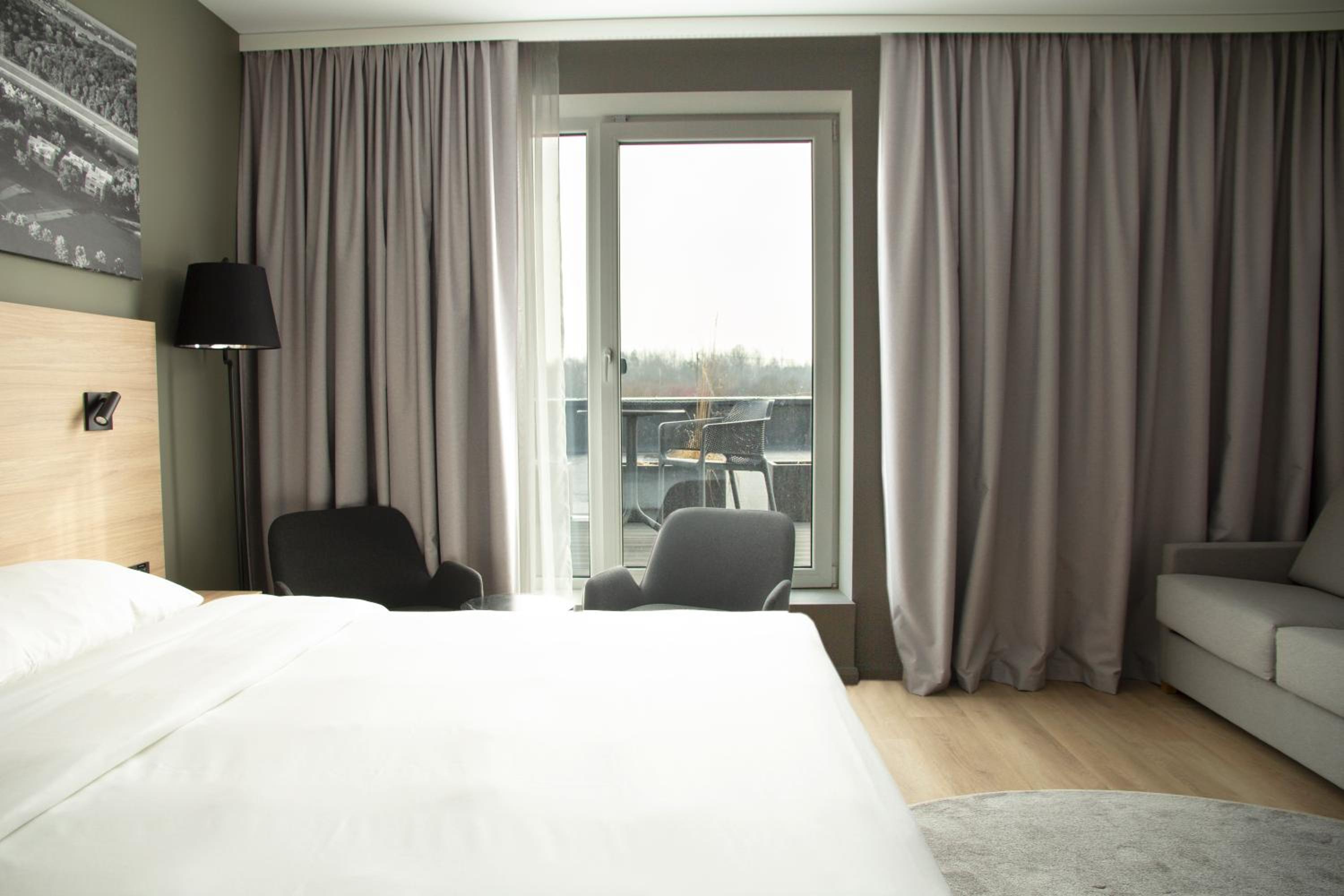 Family Room - Partial Airport View - Photo 4
