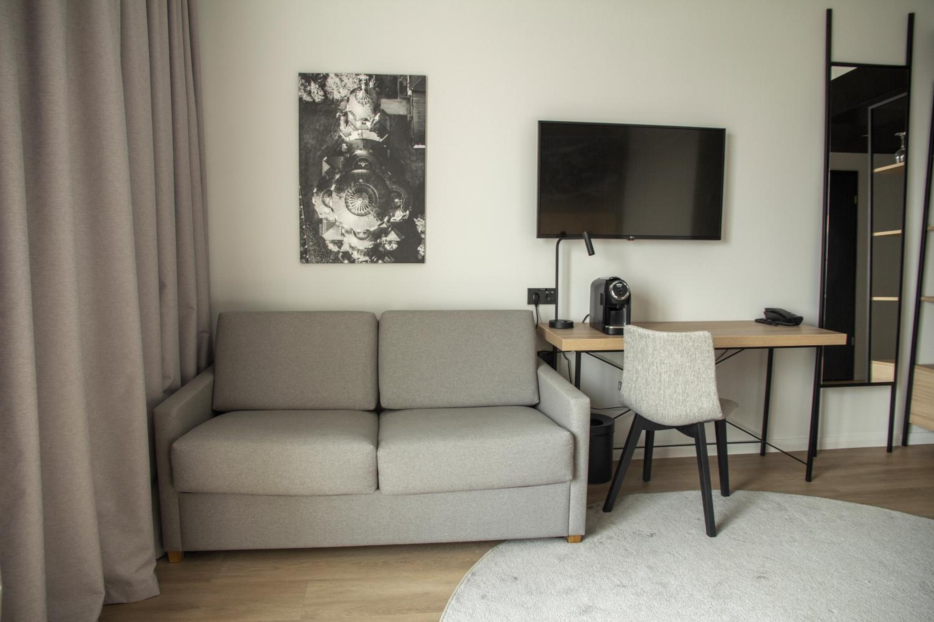 Family Room - Partial Airport View - Photo 2