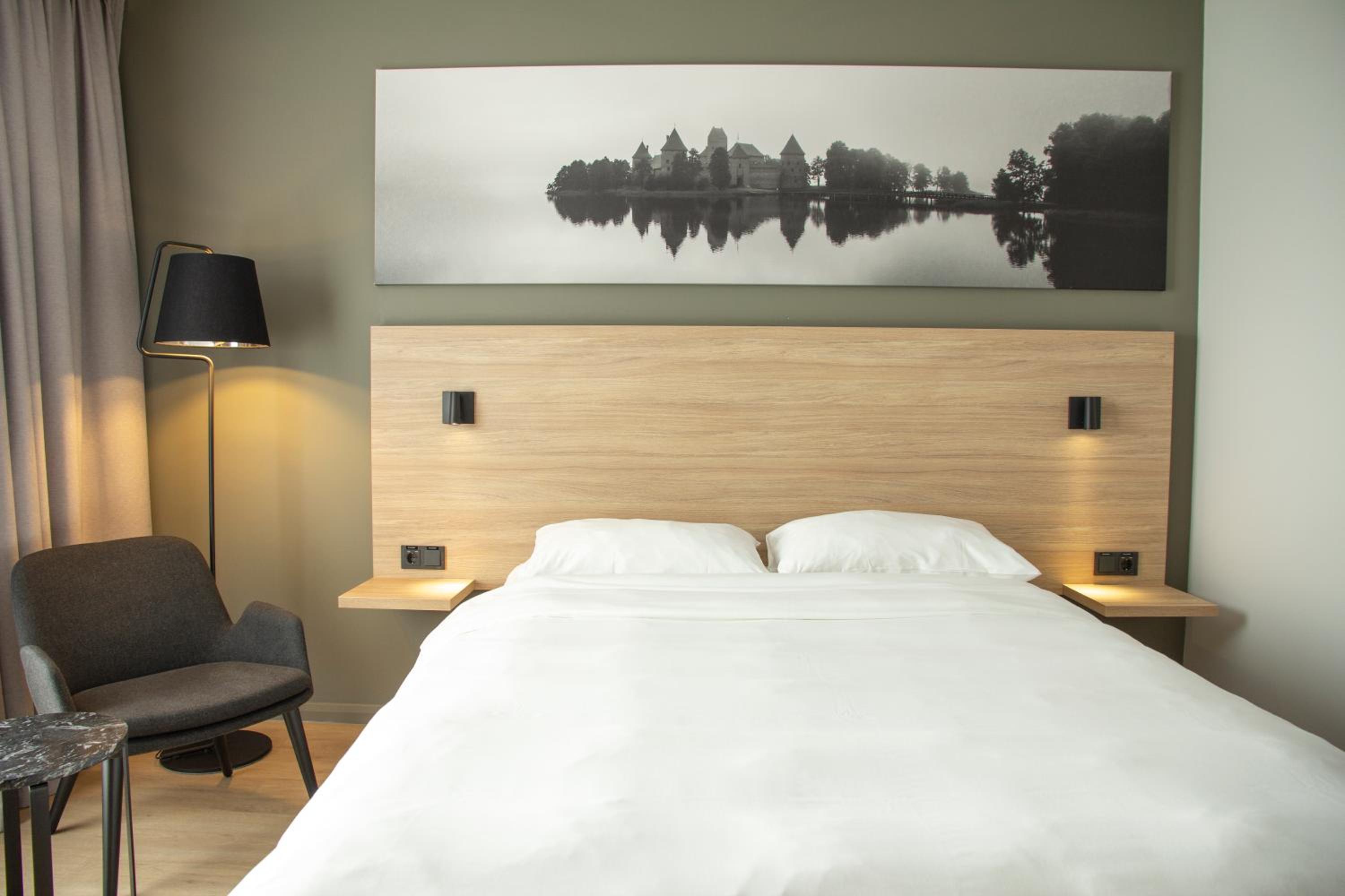 Superior Room - Partial Airport View