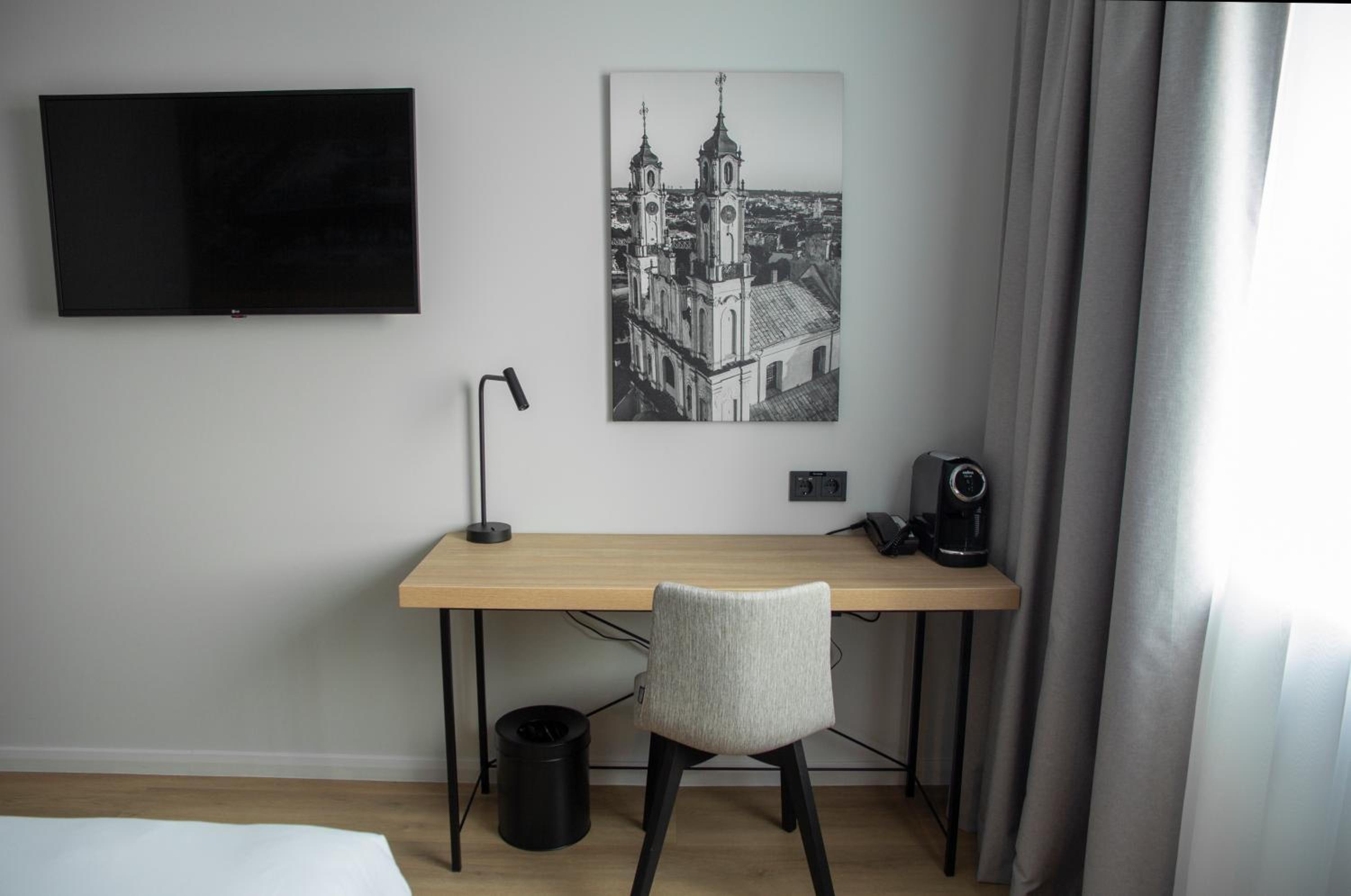 Superior Double or Twin Room with Terrace - Partial Airport View - Photo 2