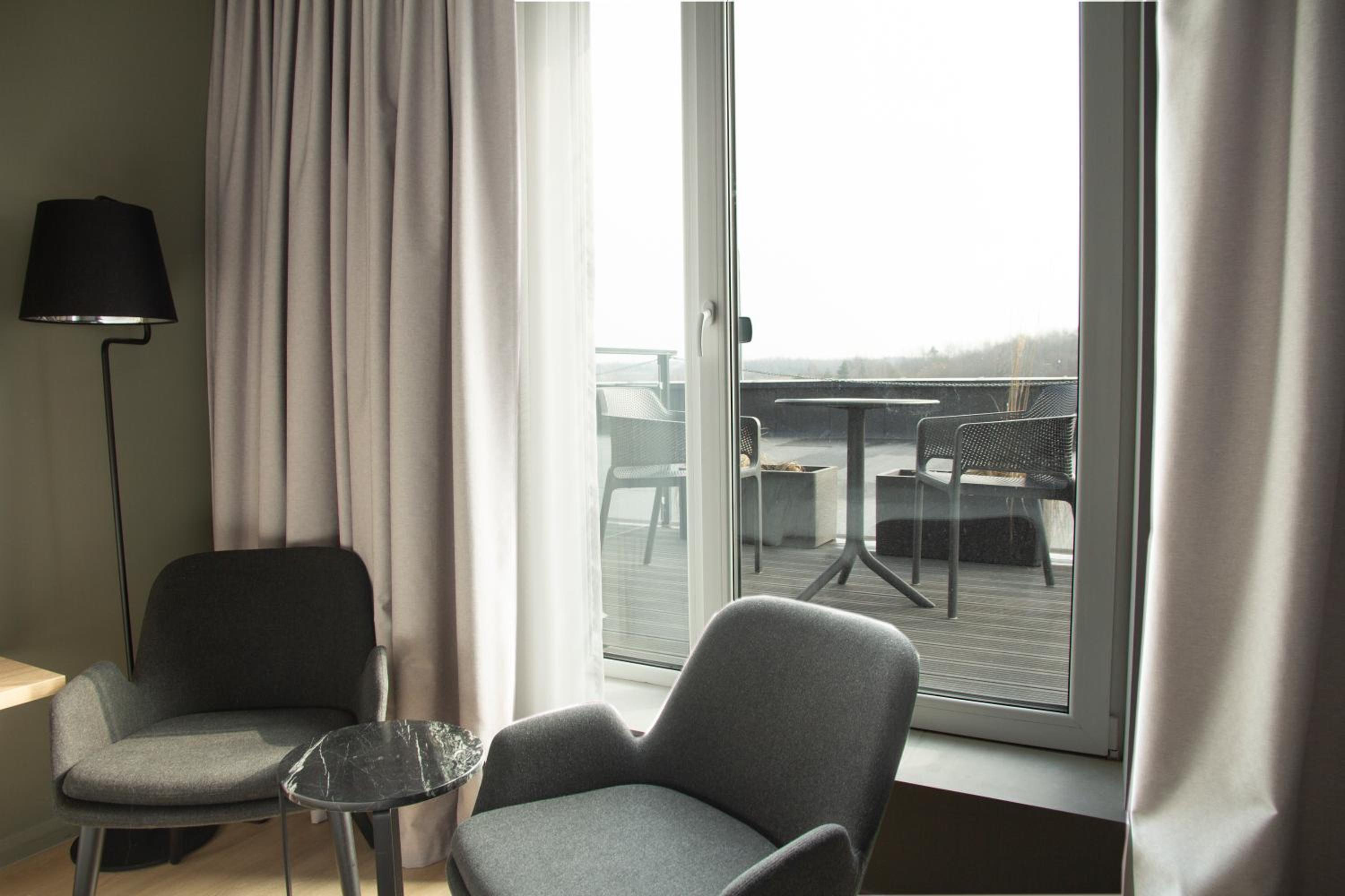 Superior Double or Twin Room with Terrace - Partial Airport View - Photo 4