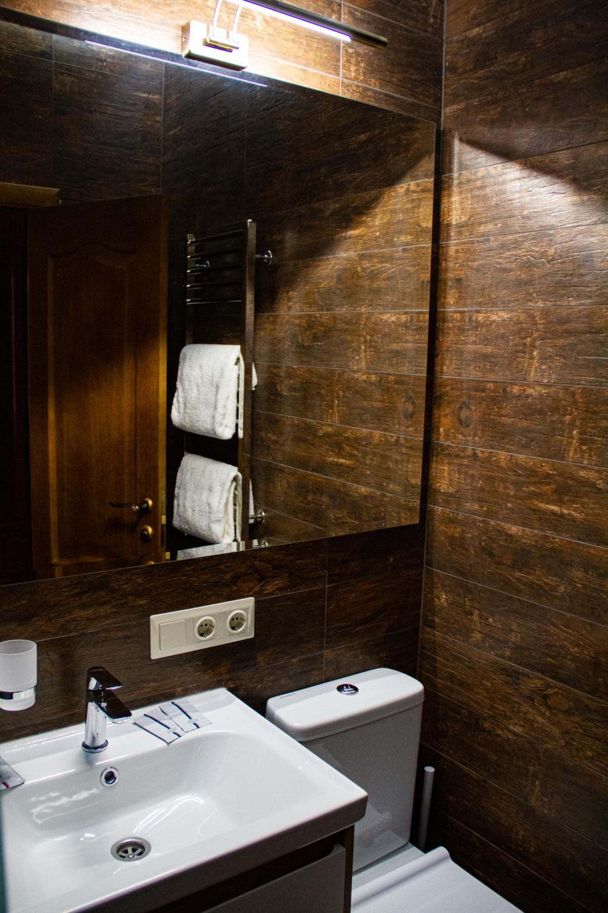 Deluxe Double or Twin Room with Balcony photo 2