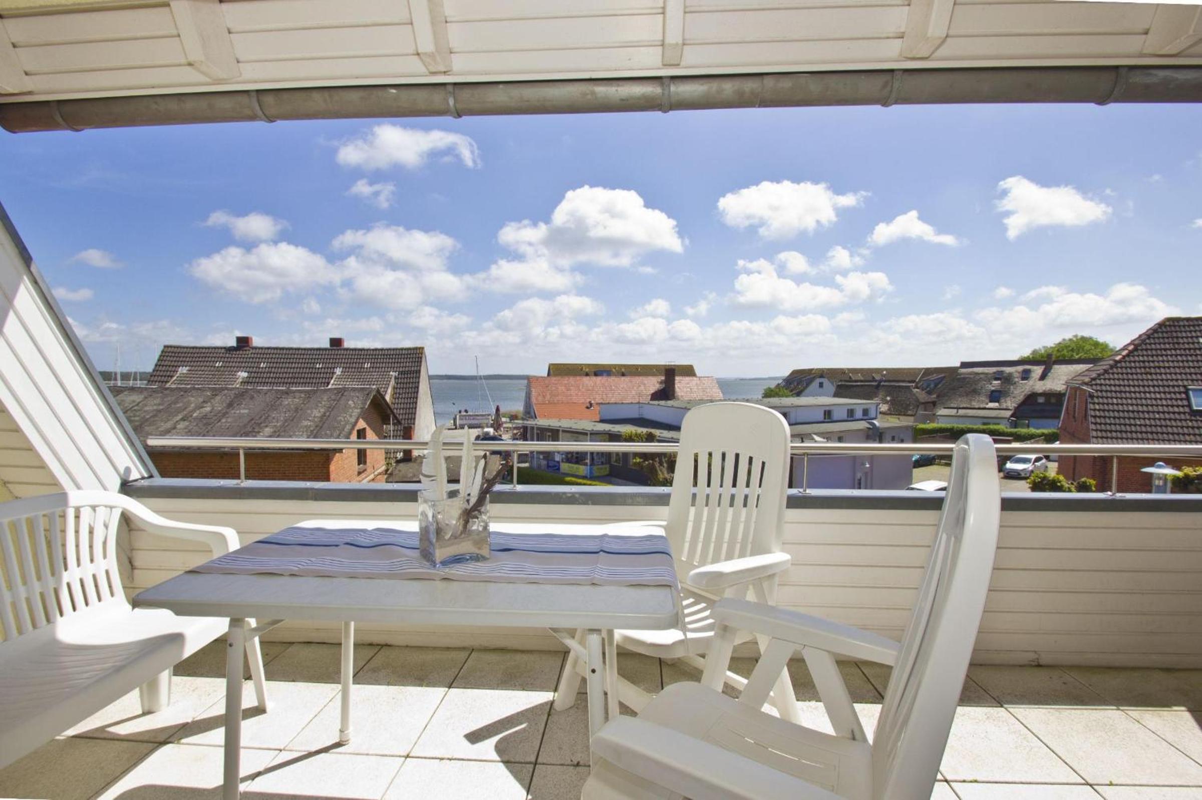 Apartment with Balcony photo 2