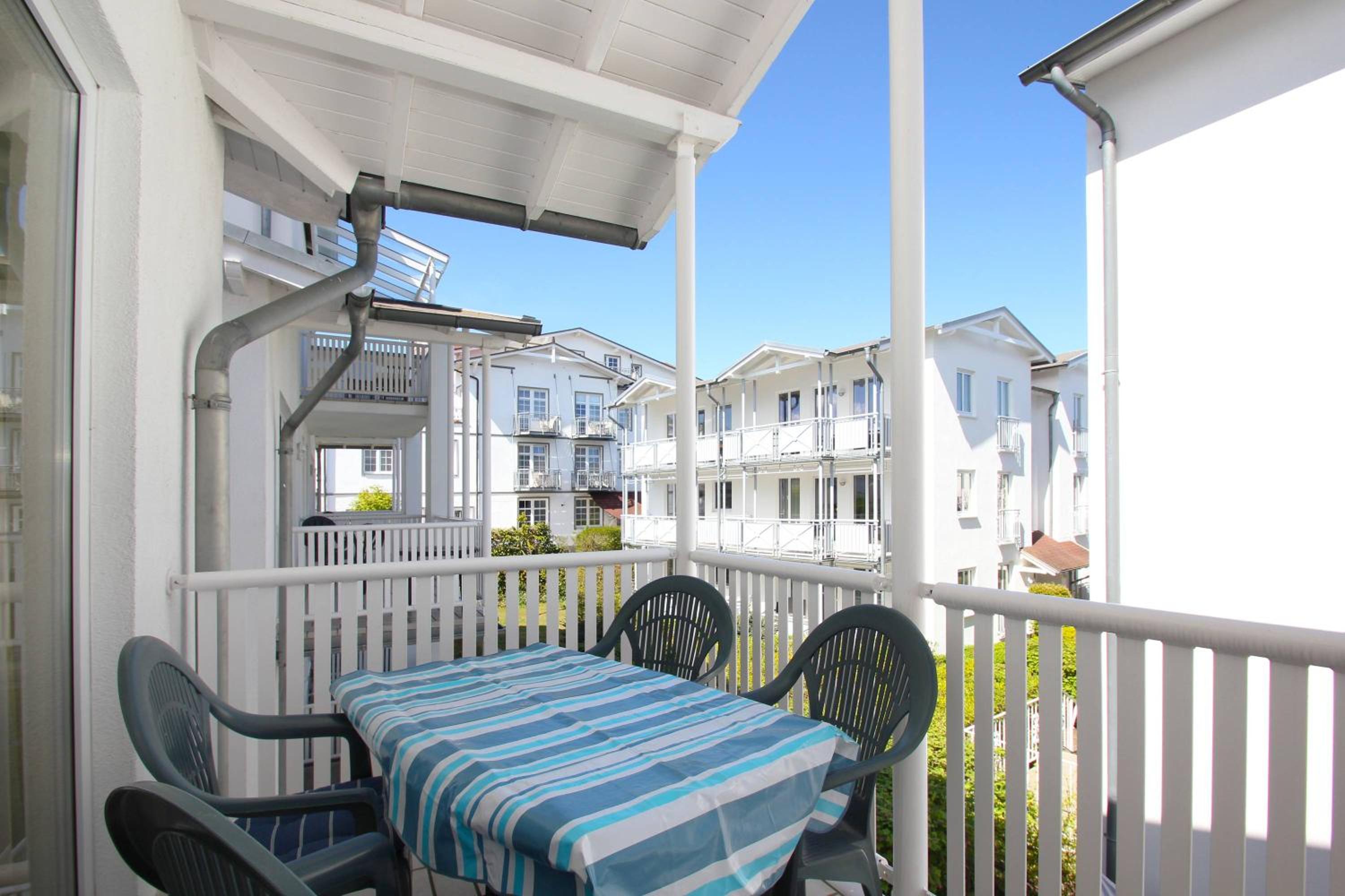 Apartment with Balcony photo 2