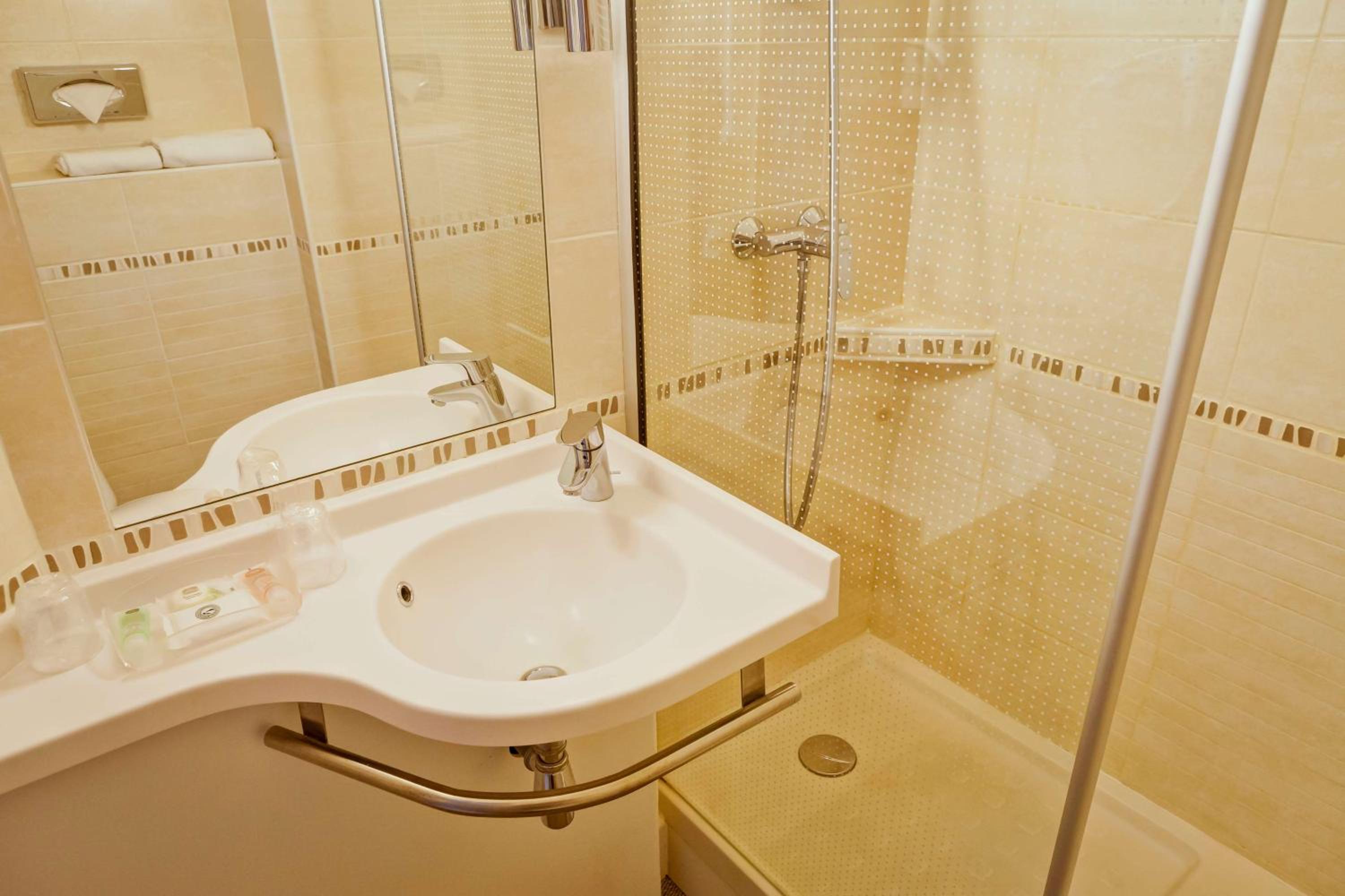 Comfort Queen Room - Photo 5