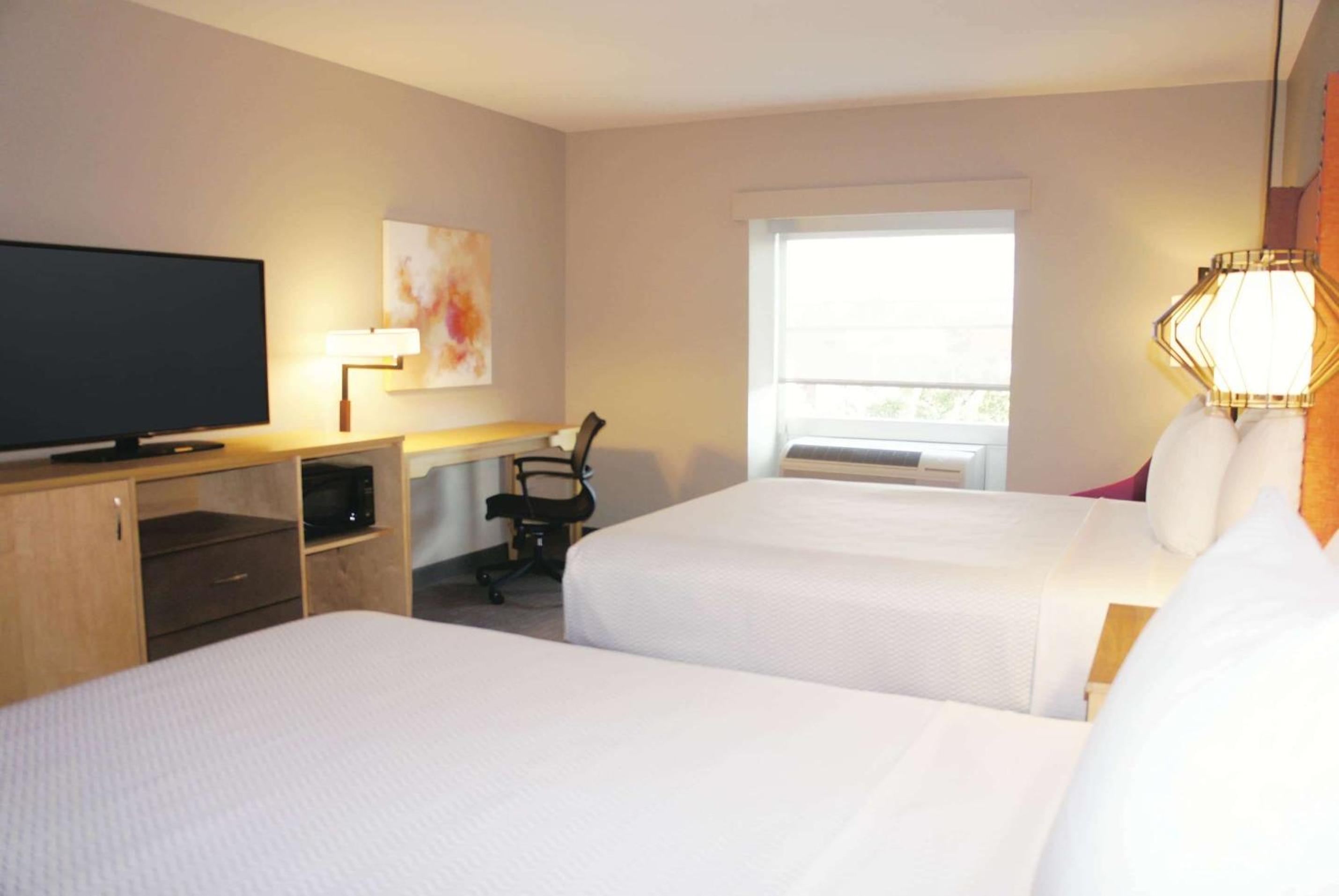 2 Queen Beds, Mobility/Hearing Accessible Room, Bathtub w/Grab Bars, Non-Smoking - Photo 5