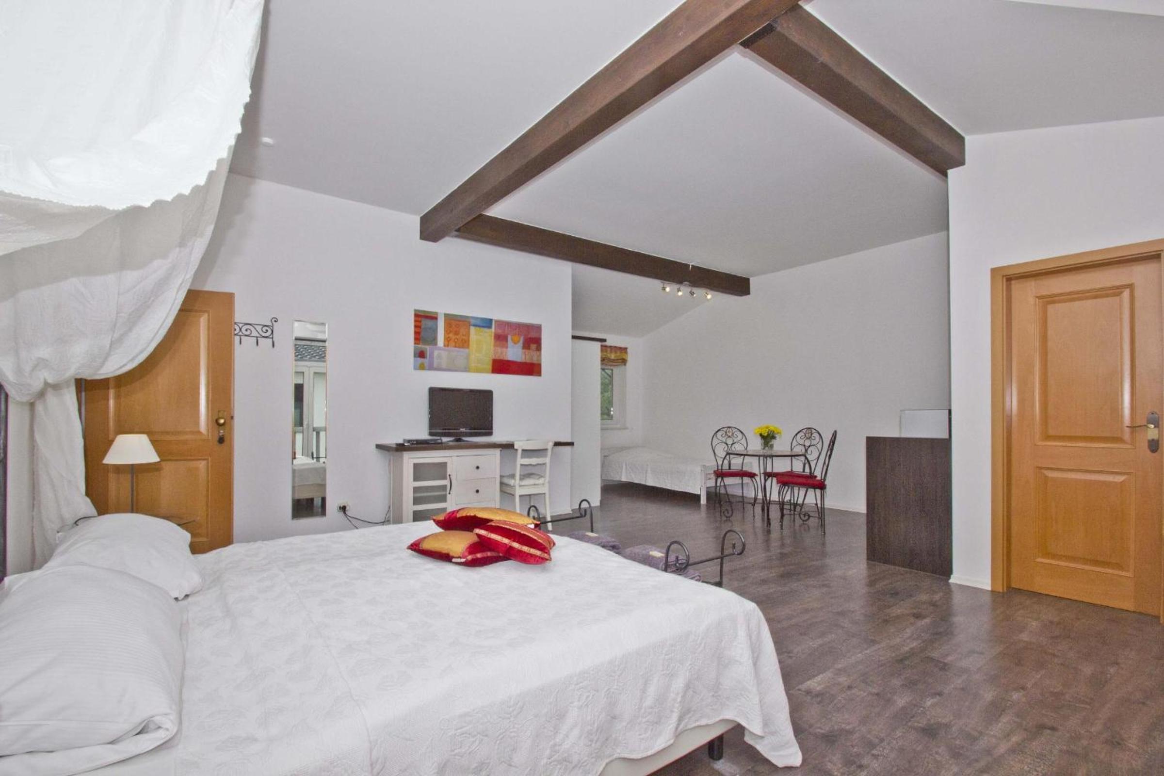 One-Bedroom Apartment photo 2