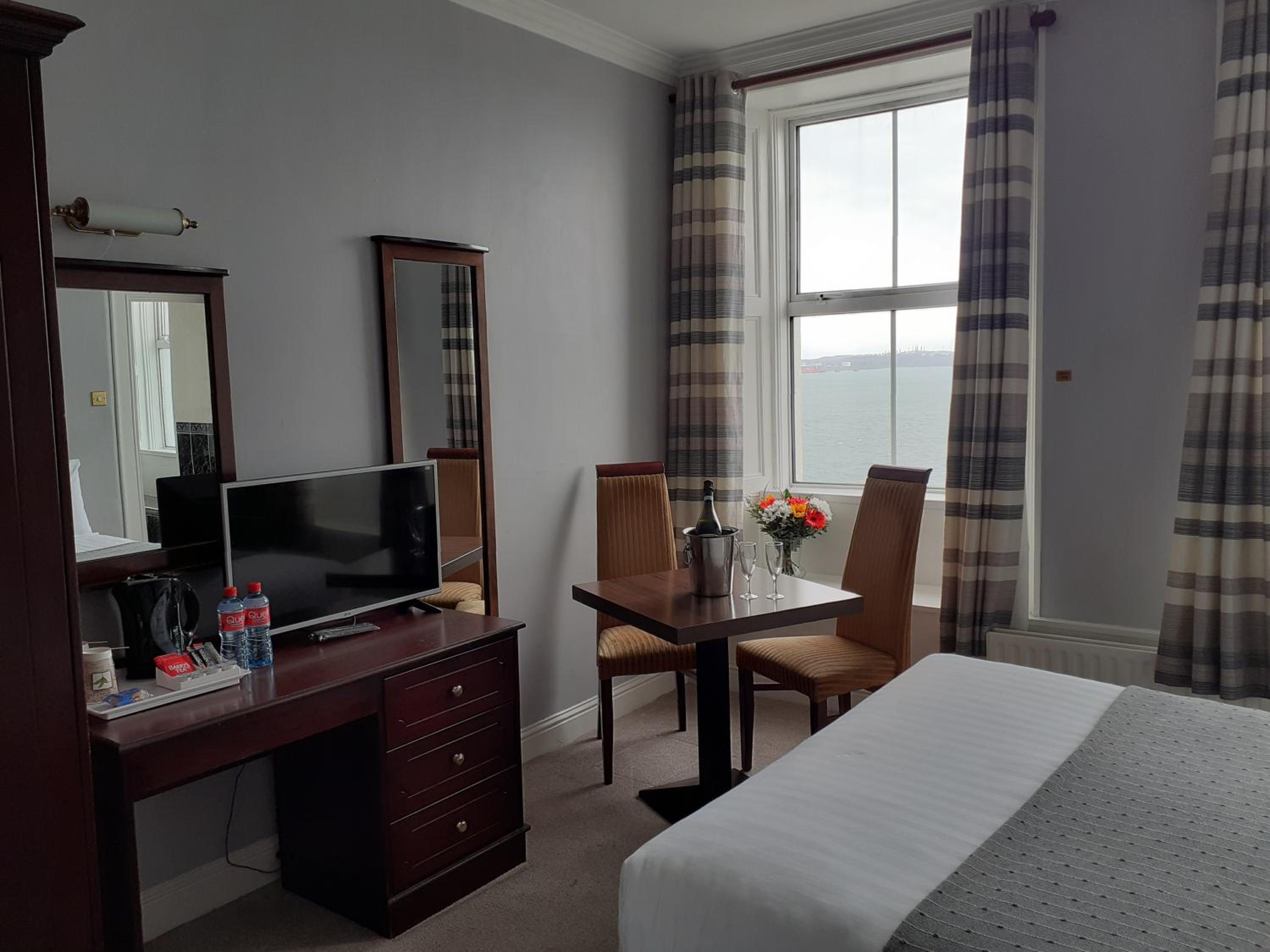 Double or Twin Room with Sea View - Photo 1