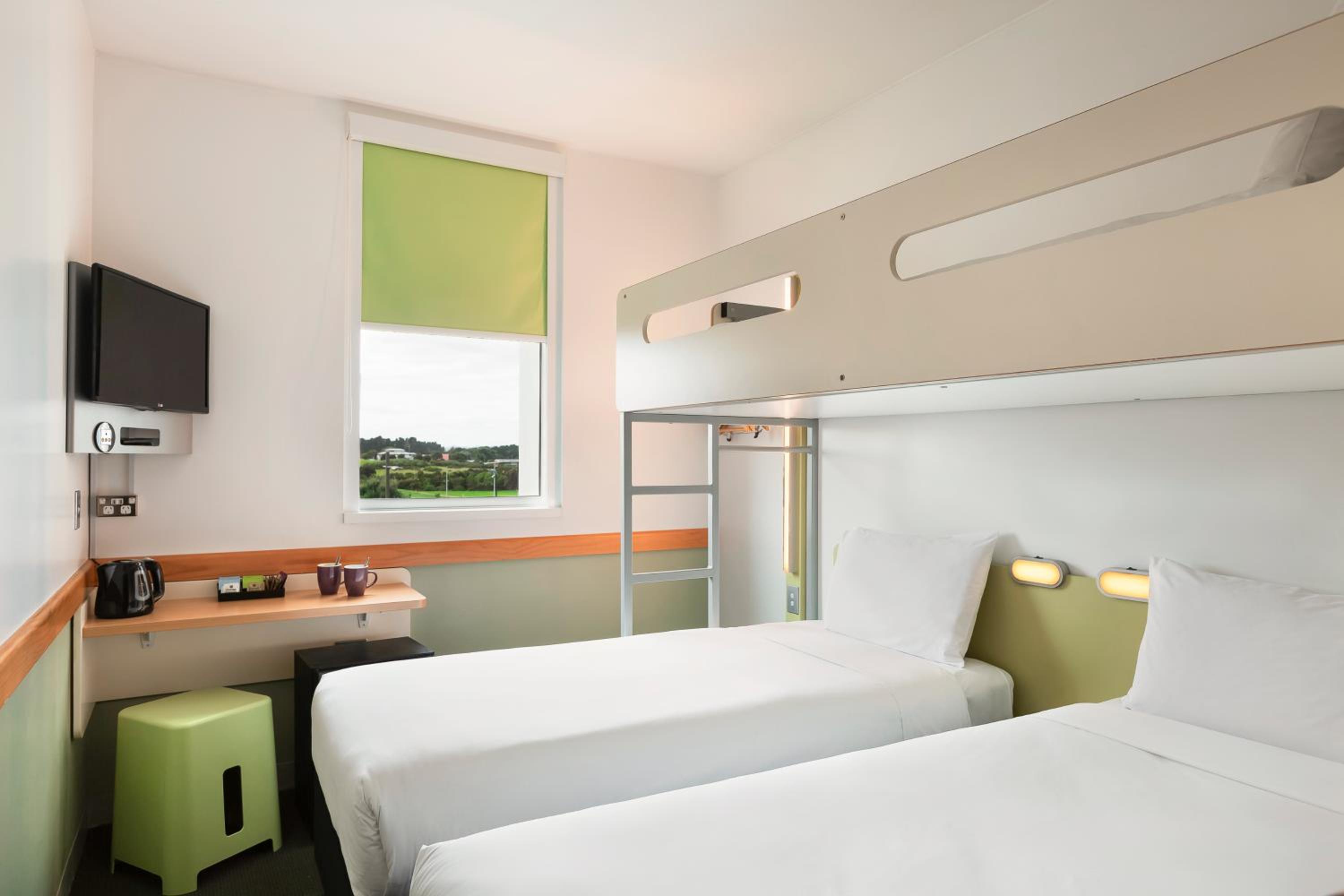 Standard Double Room with Two Single Beds and One Bunk Bed - Photo 5