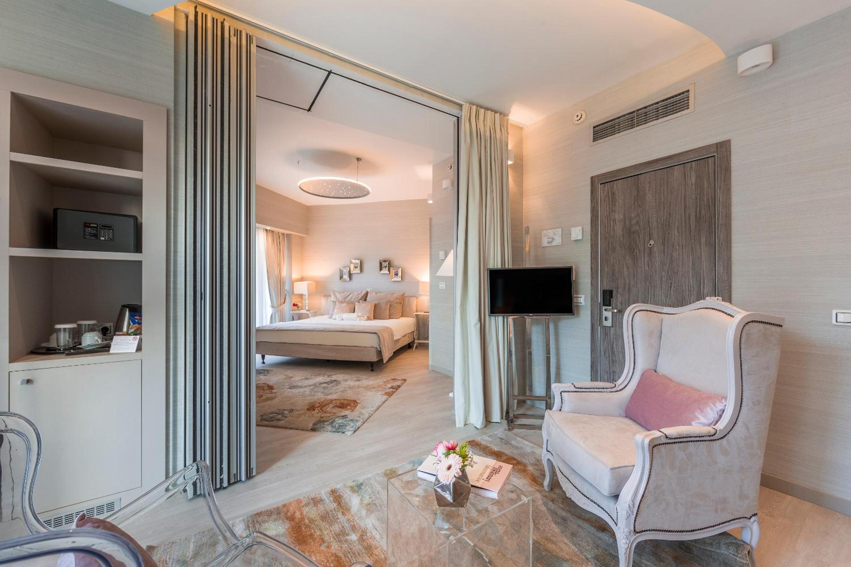 Deluxe Suite with Corner Balcony & Lycabettus Hill View photo 3