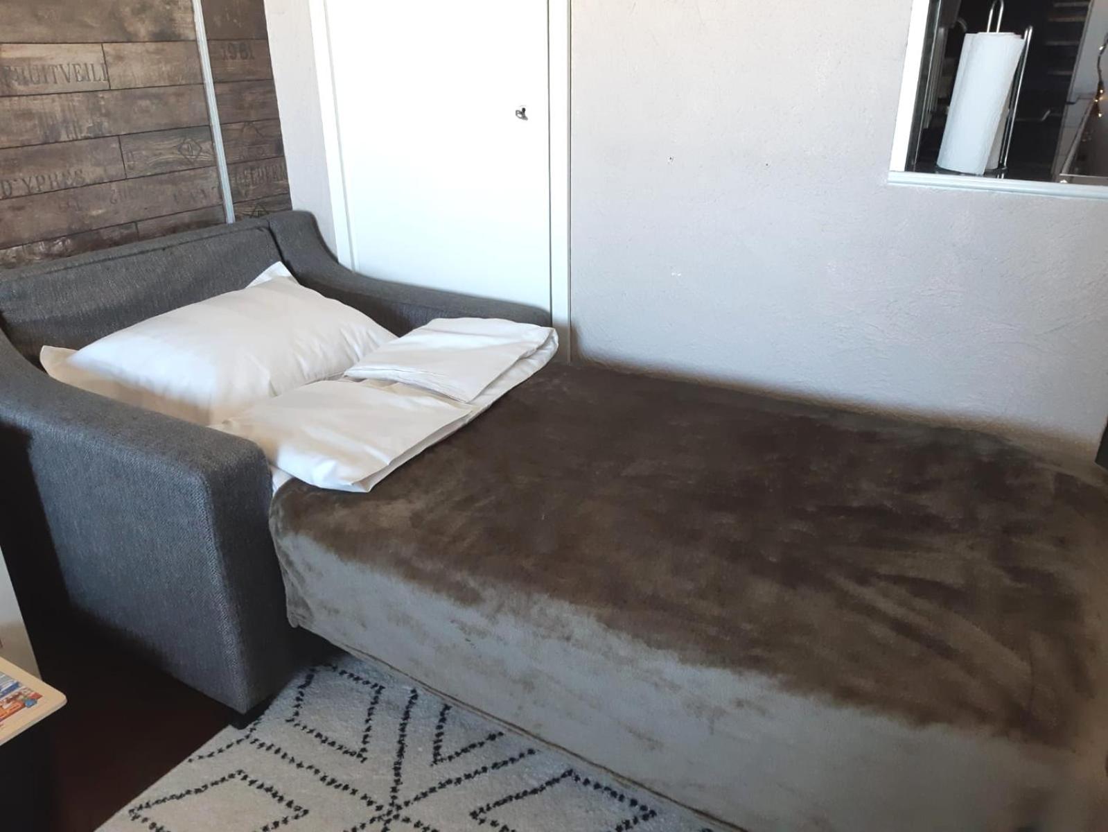 One-Bedroom Apartment - Photo 2