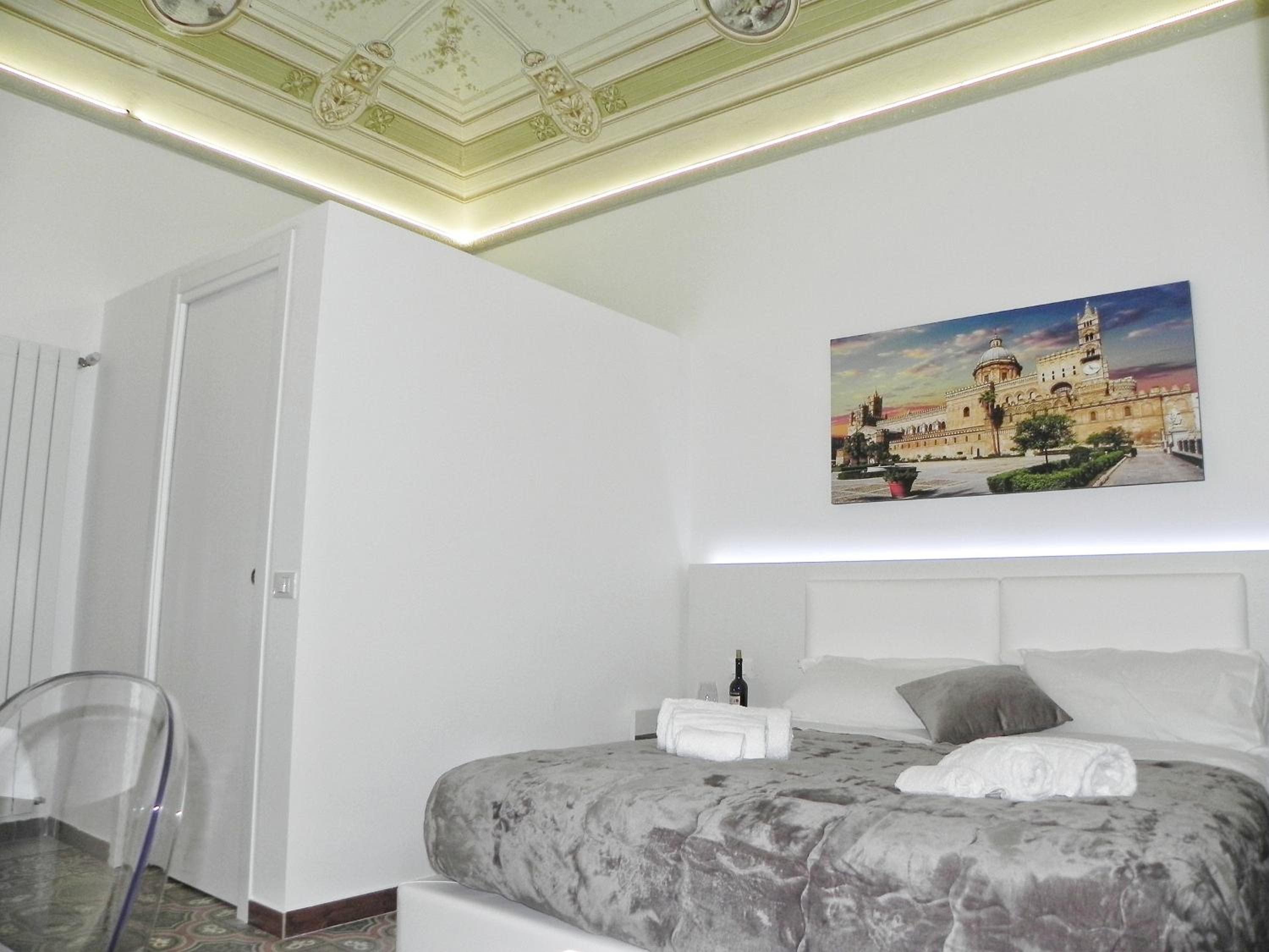 Deluxe Double Room with Balcony - Photo 5