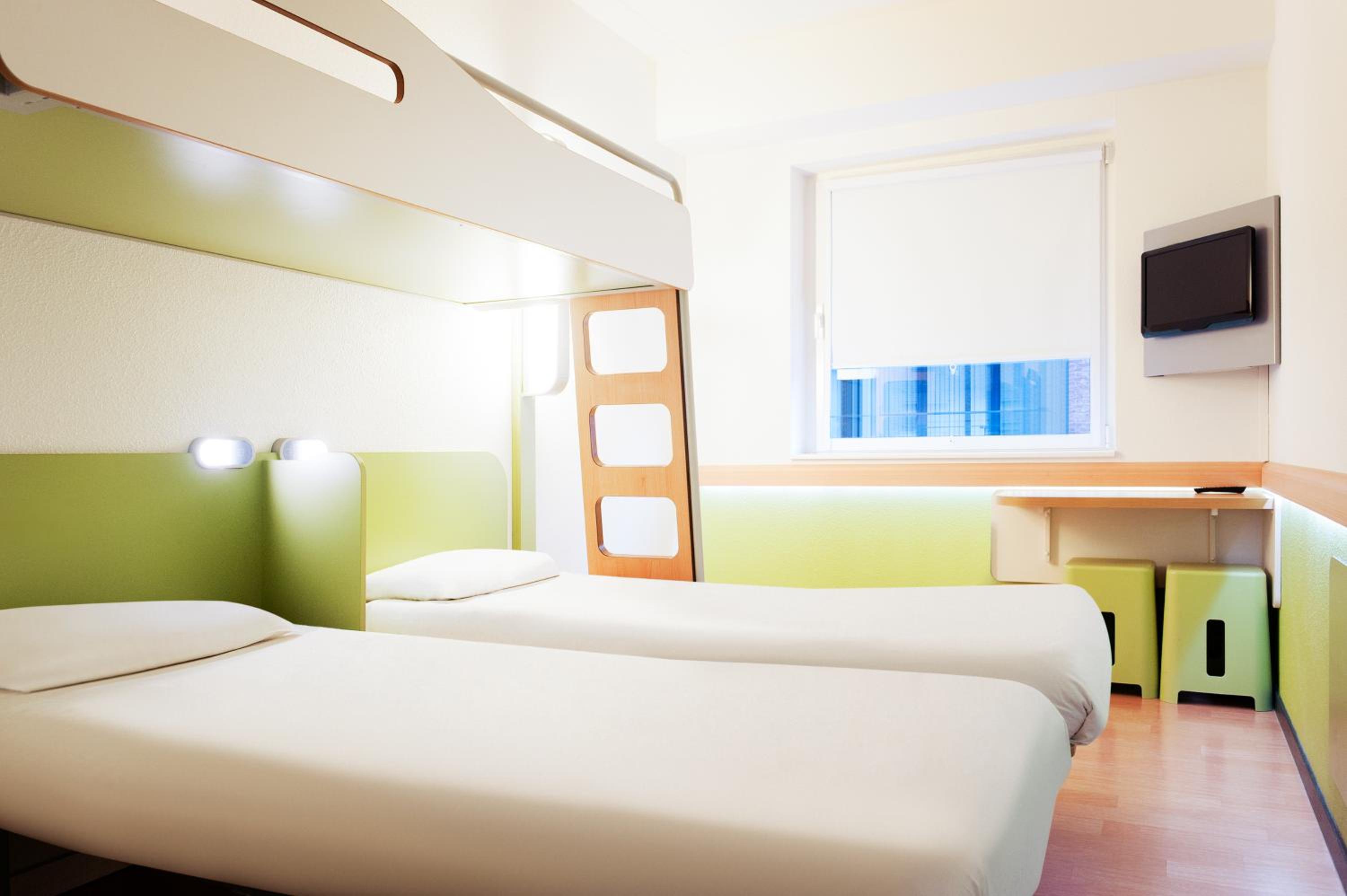 Standard Double Room with Two Single Beds and One Bunk Bed - Photo 3